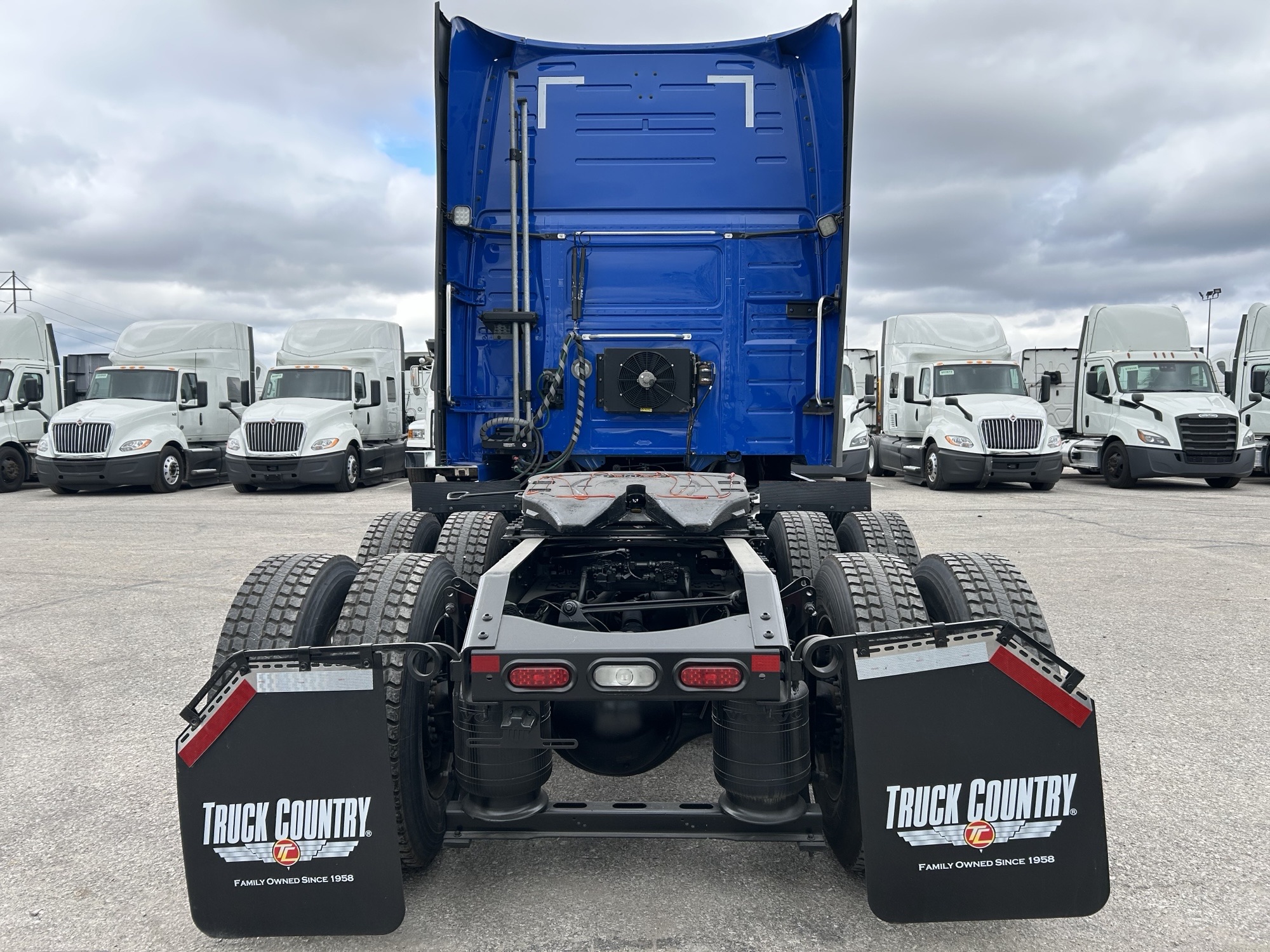 2022 Volvo VNL860 2022 Volvo VNL860 - image 4 of 6