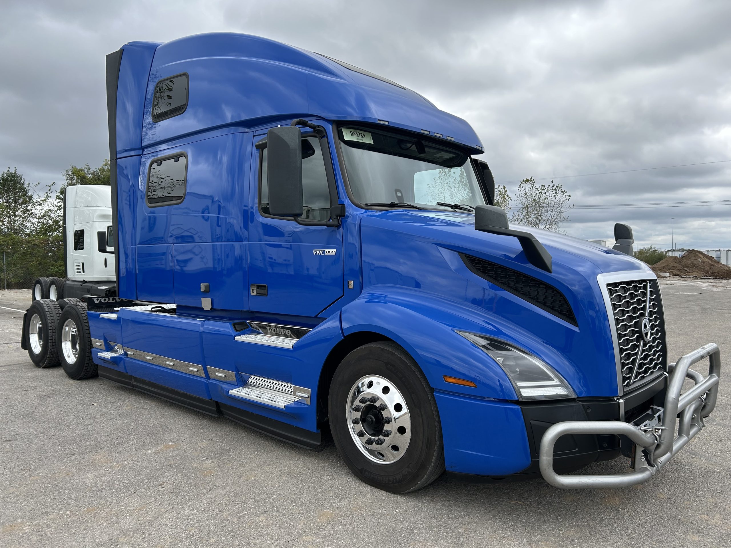 2022 Volvo VNL860 2022 Volvo VNL860 - image 3 of 6