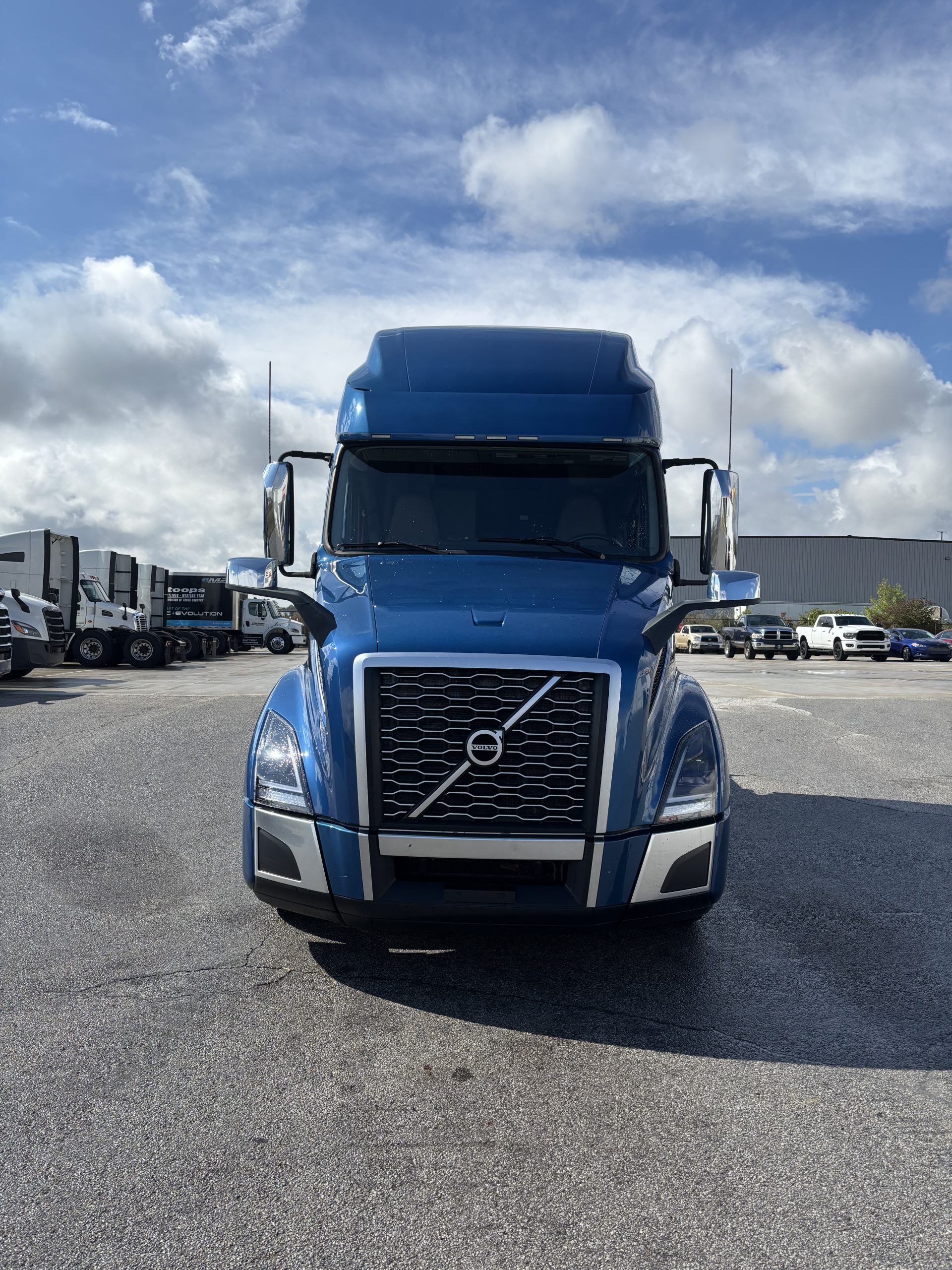 2022 Volvo VNL760 - image 2 of 6