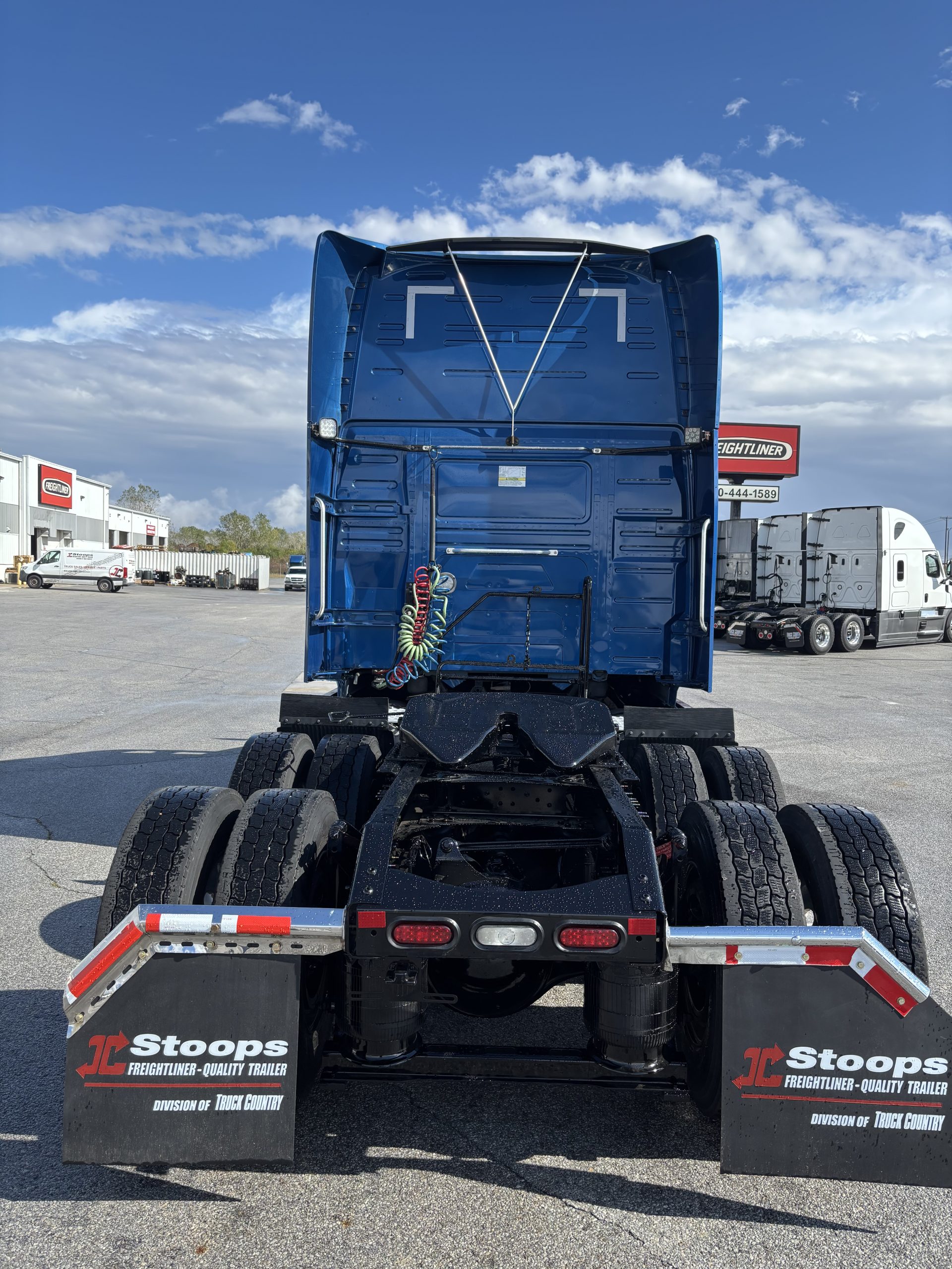 2022 Volvo VNL760 - image 3 of 6