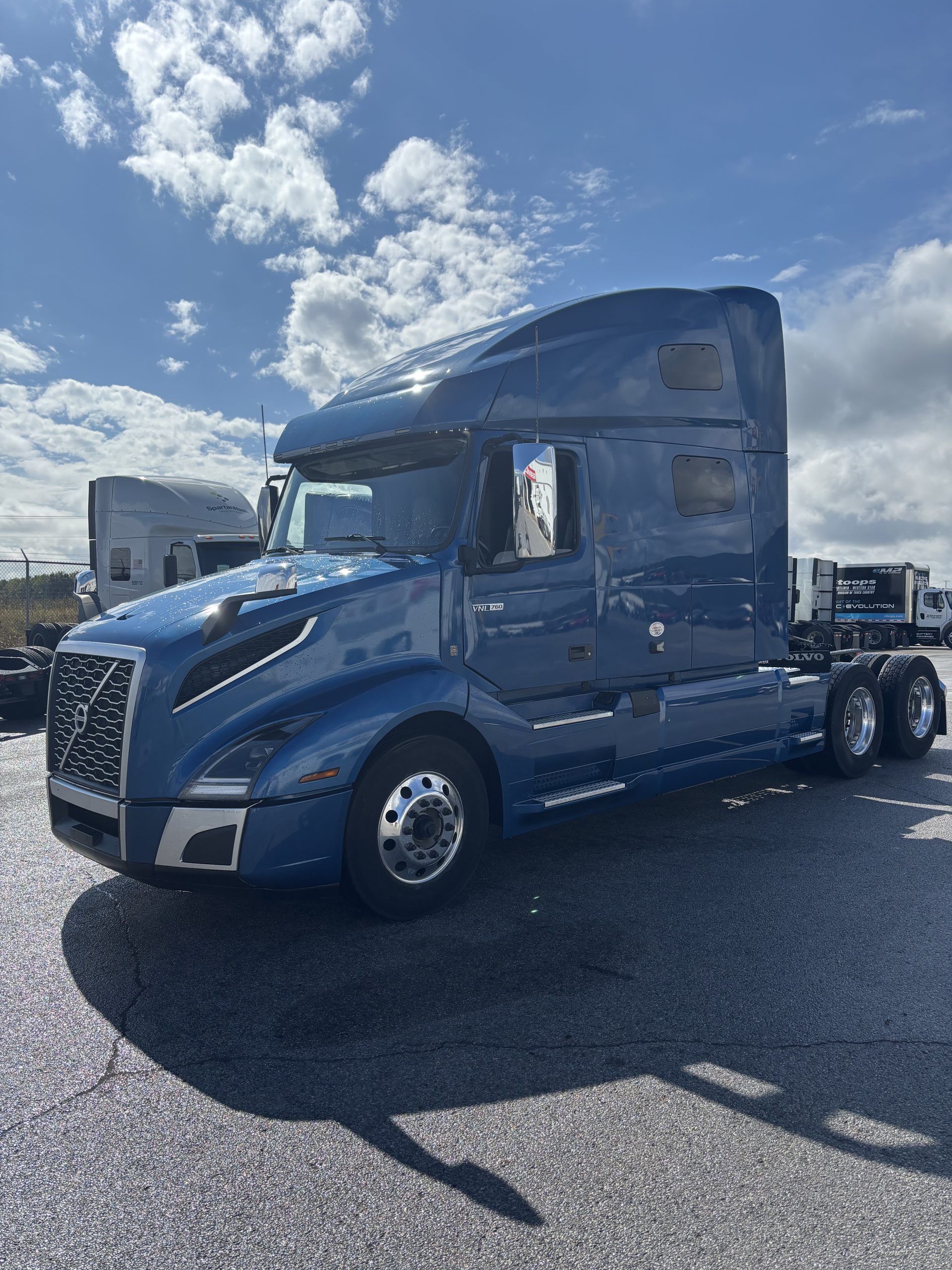 2022 Volvo VNL760 - image 1 of 6