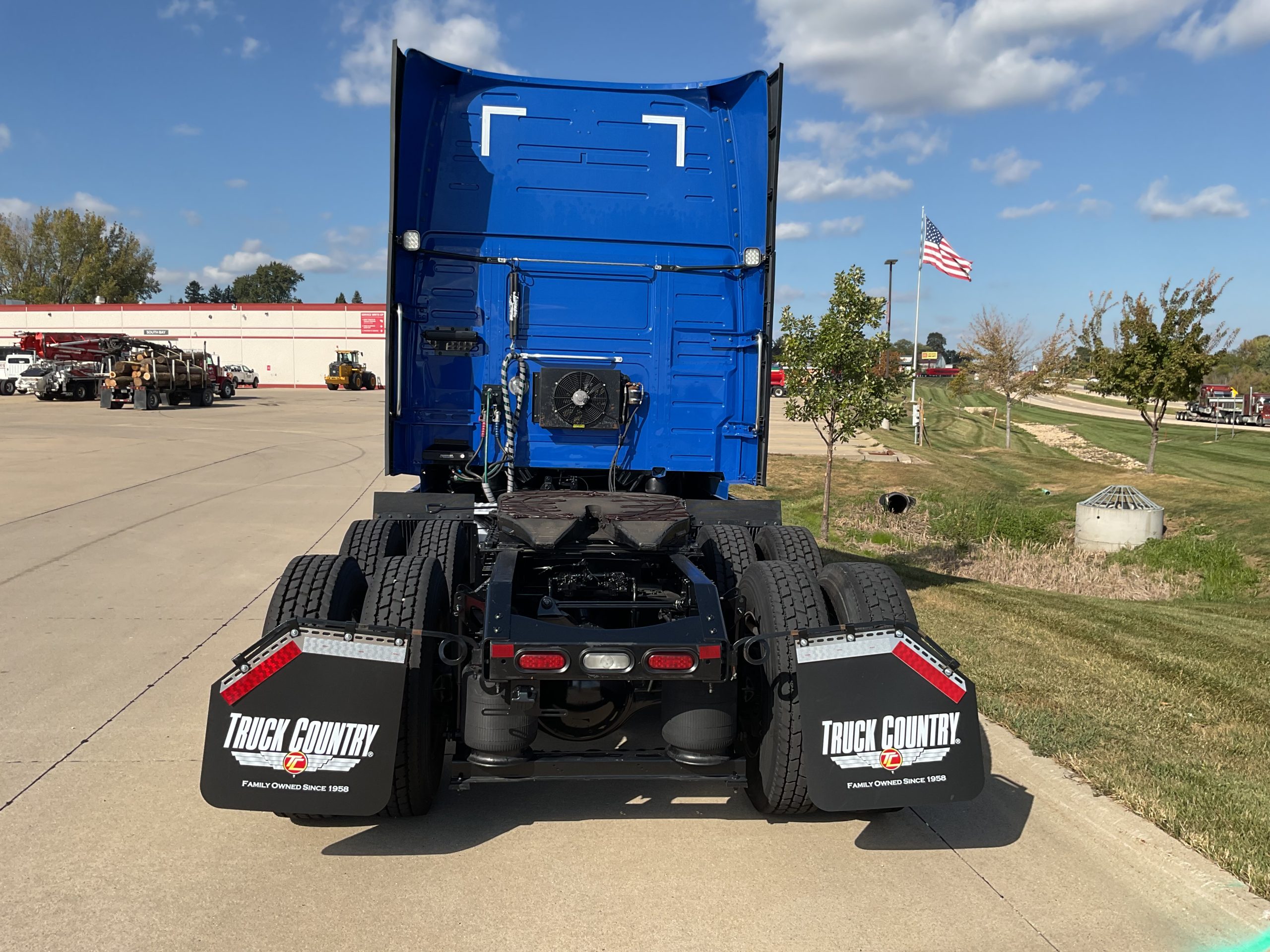 2022 Volvo VNL860 2022 Volvo VNL860 - image 4 of 6