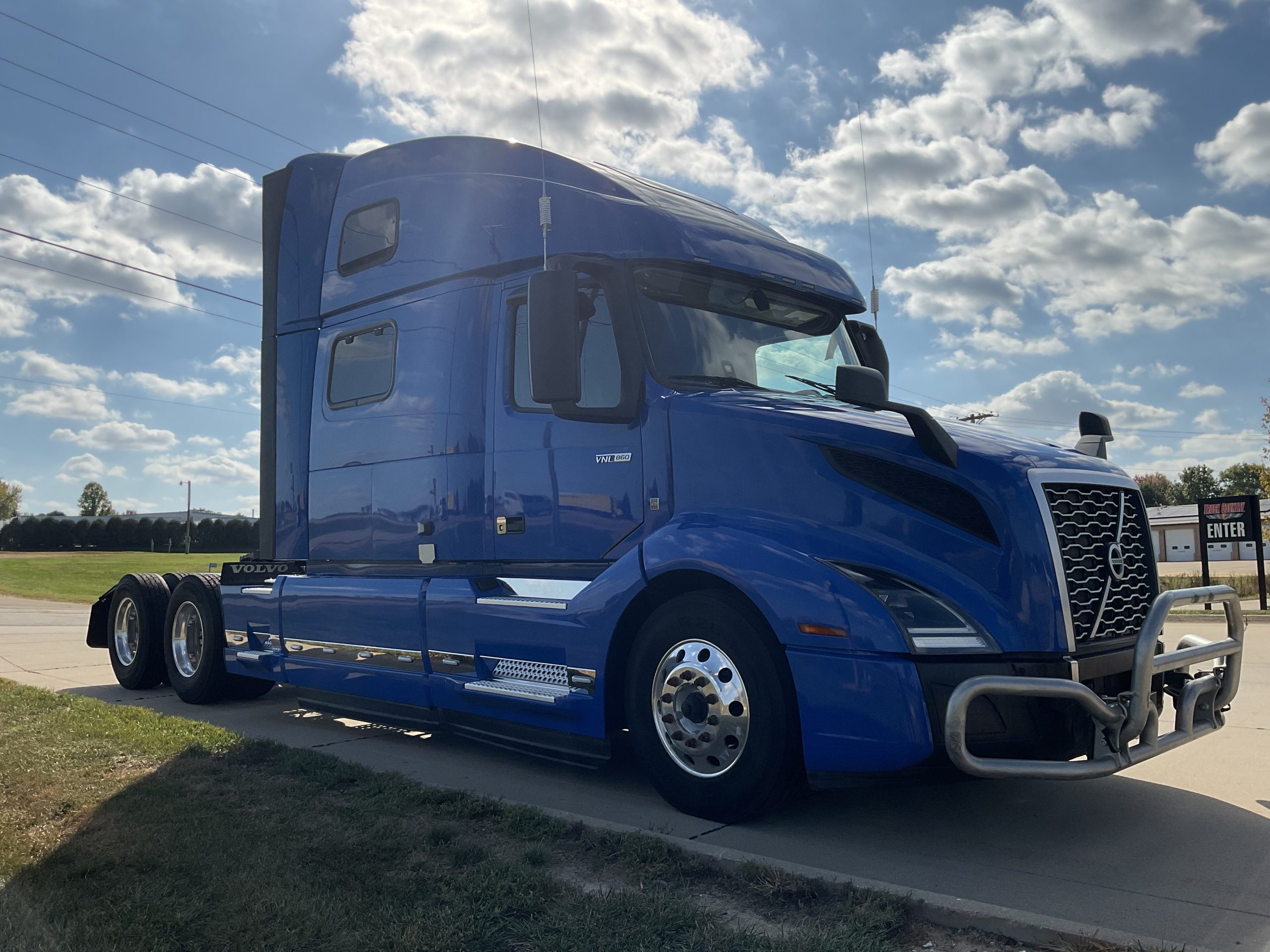 2022 Volvo VNL860 2022 Volvo VNL860 - image 3 of 6