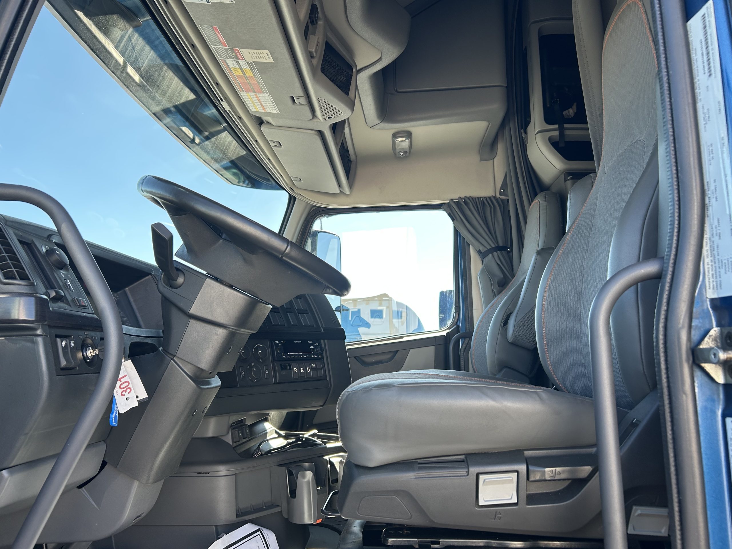 2022 Volvo VNL760 2022 Volvo VNL760 - image 5 of 6