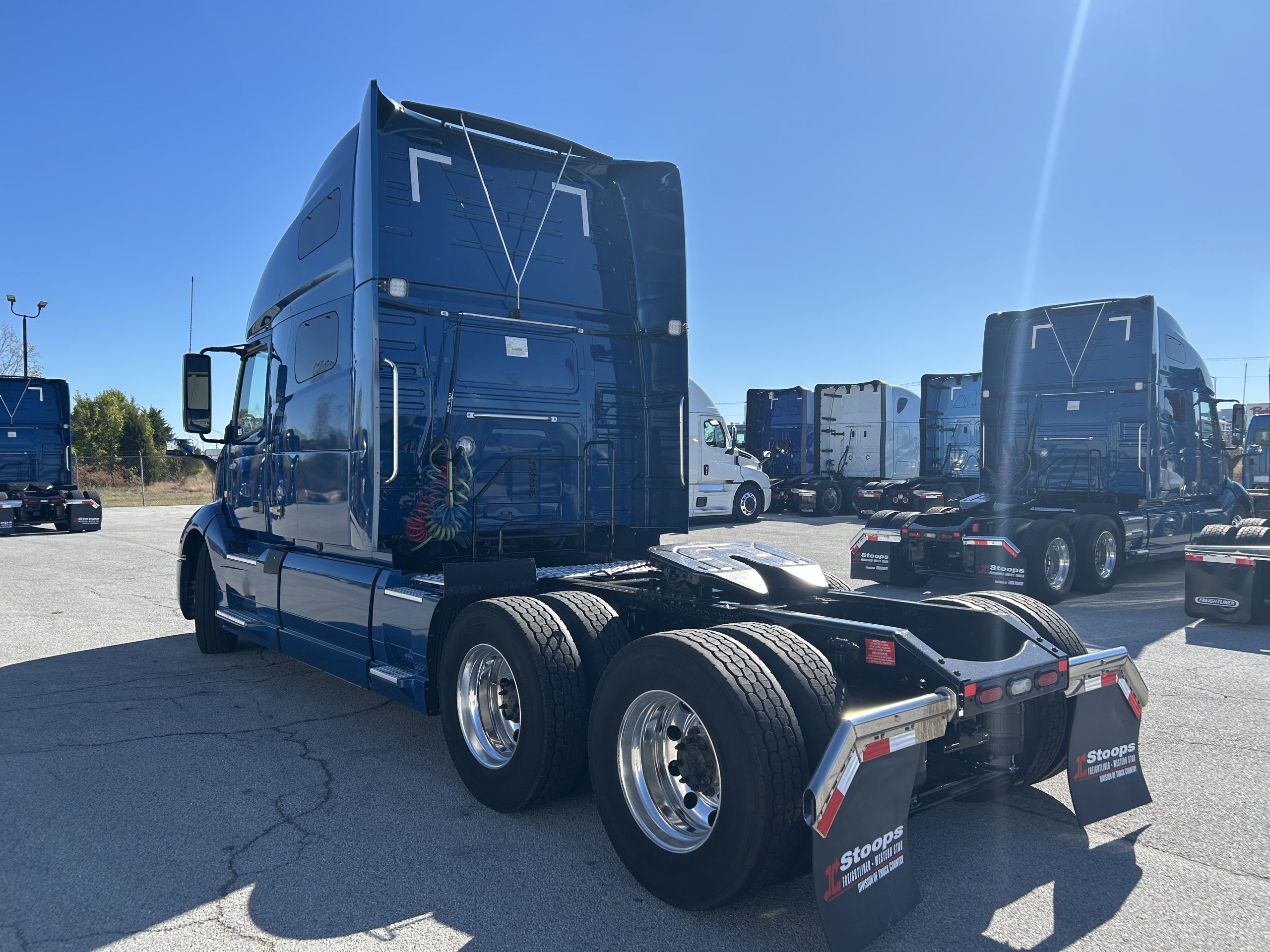 2022 Volvo VNL760 2022 Volvo VNL760 - image 2 of 6