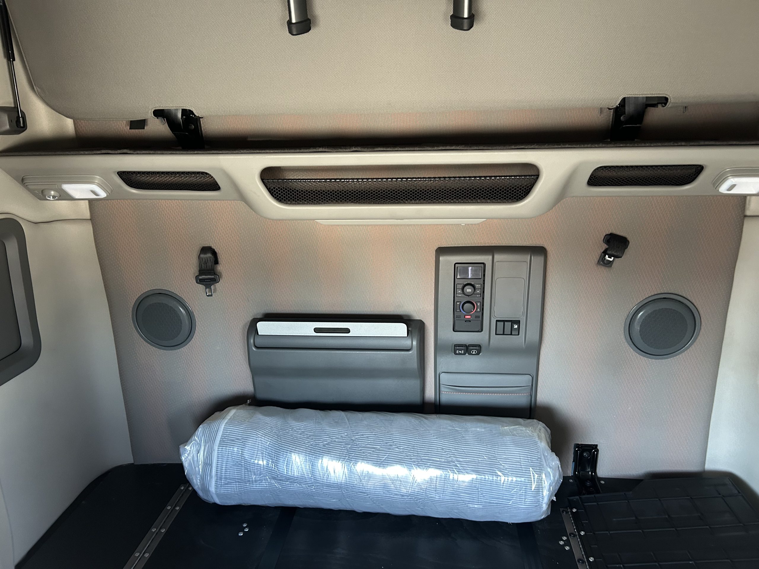 2022 Volvo VNL760 2022 Volvo VNL760 - image 4 of 6