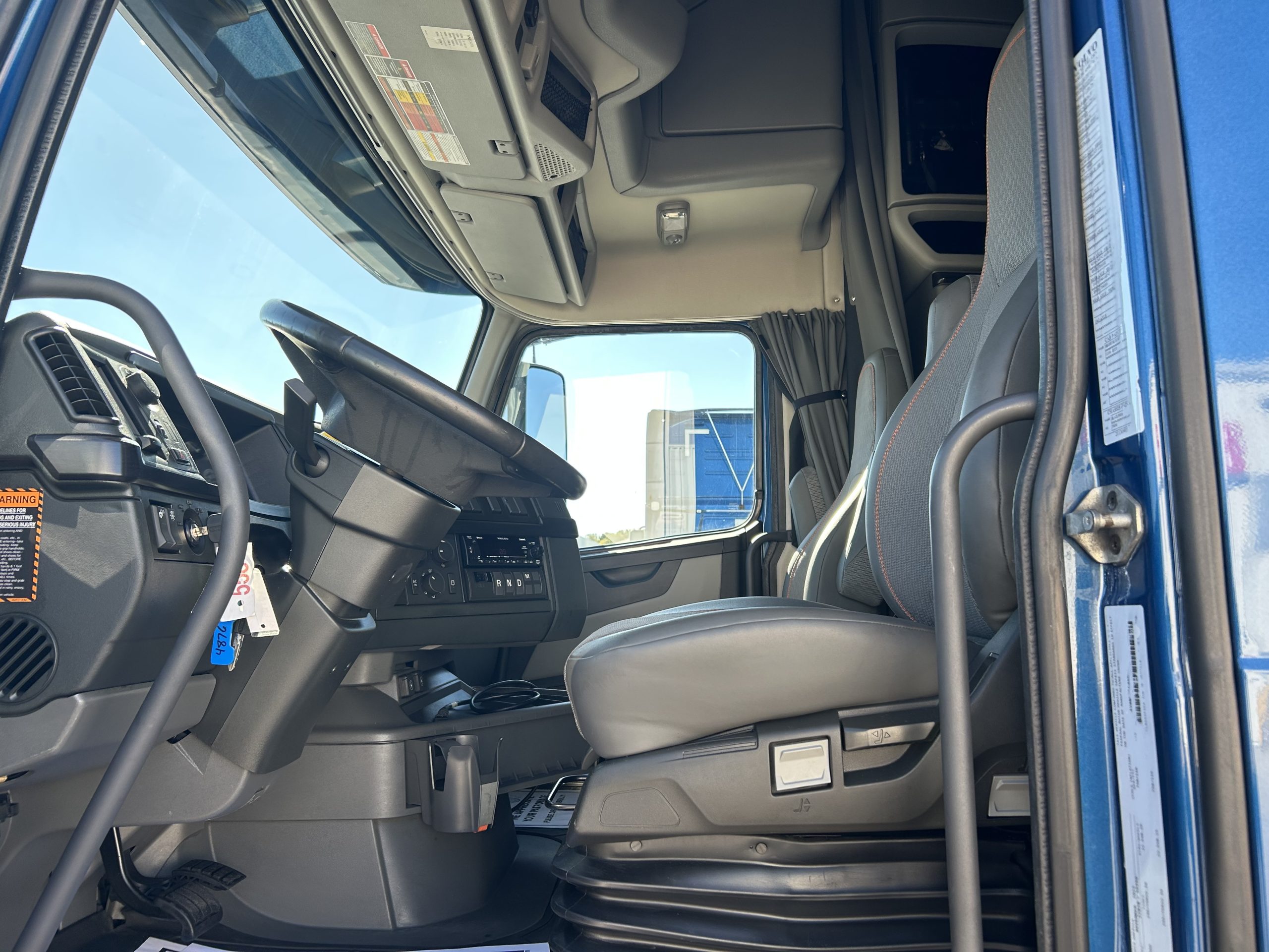 2022 Volvo VNL760 2022 Volvo VNL760 - image 5 of 6