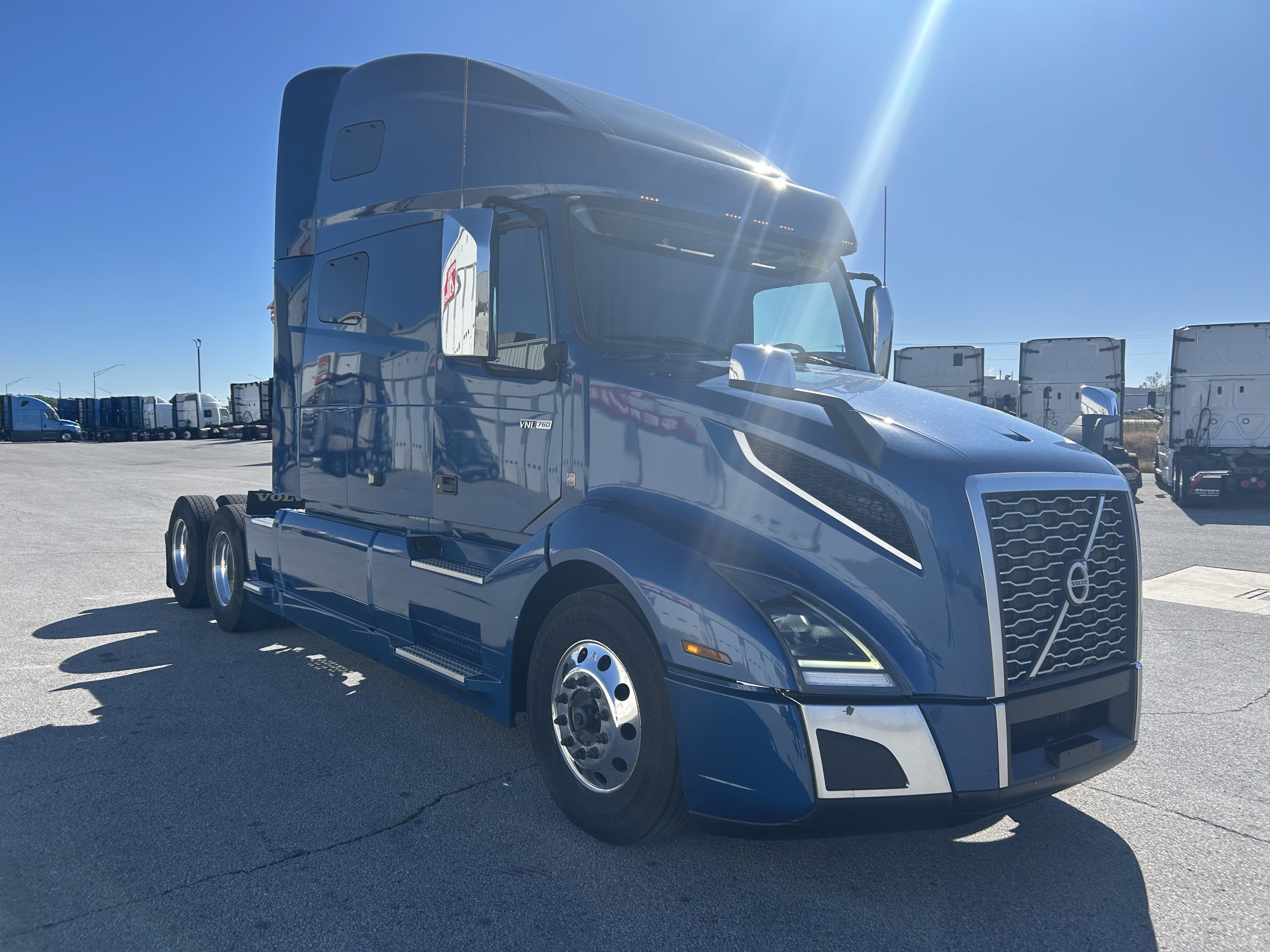 2022 Volvo VNL760 2022 Volvo VNL760 - image 3 of 6