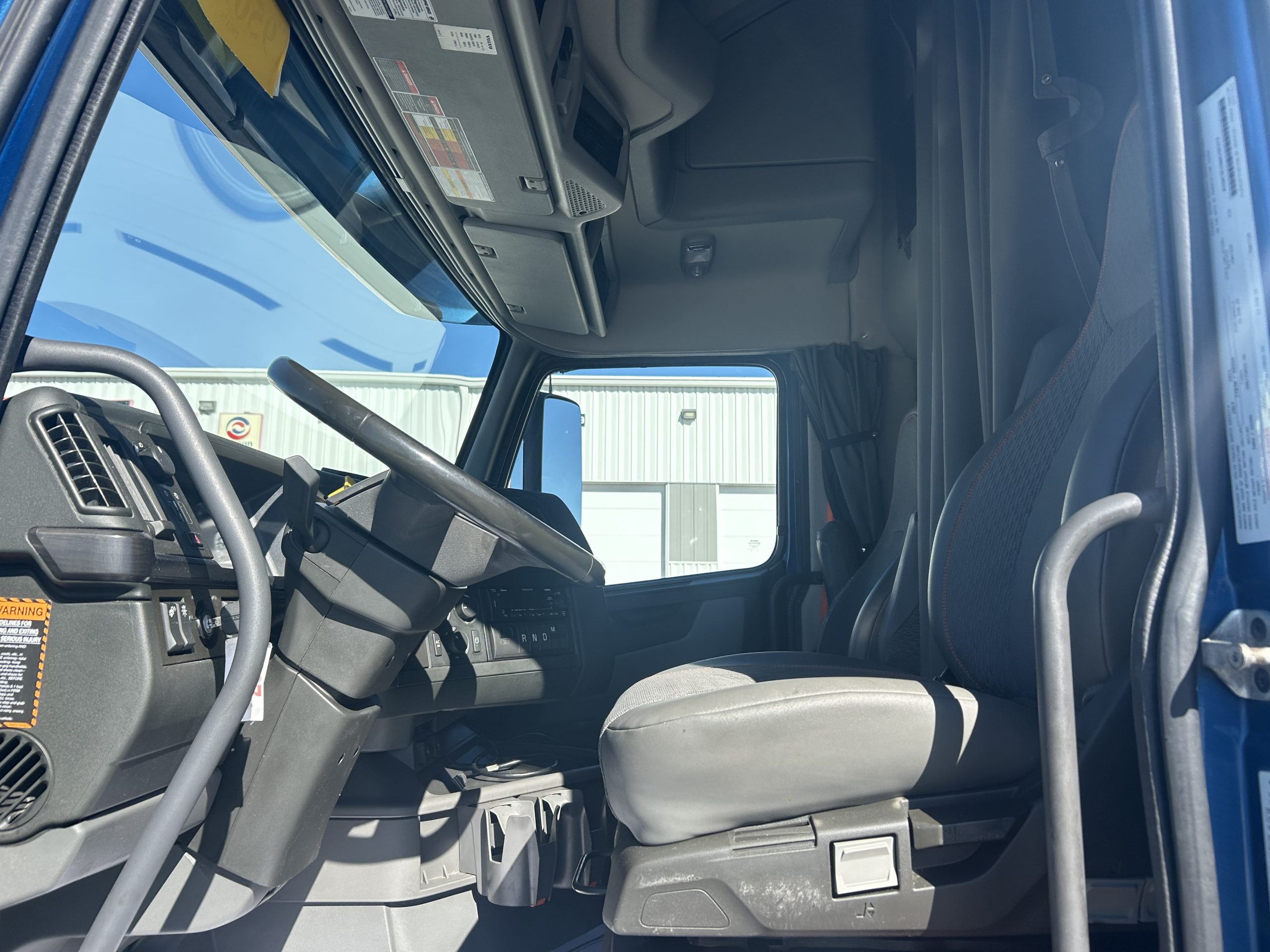 2022 Volvo VNL760 2022 Volvo VNL760 - image 4 of 6