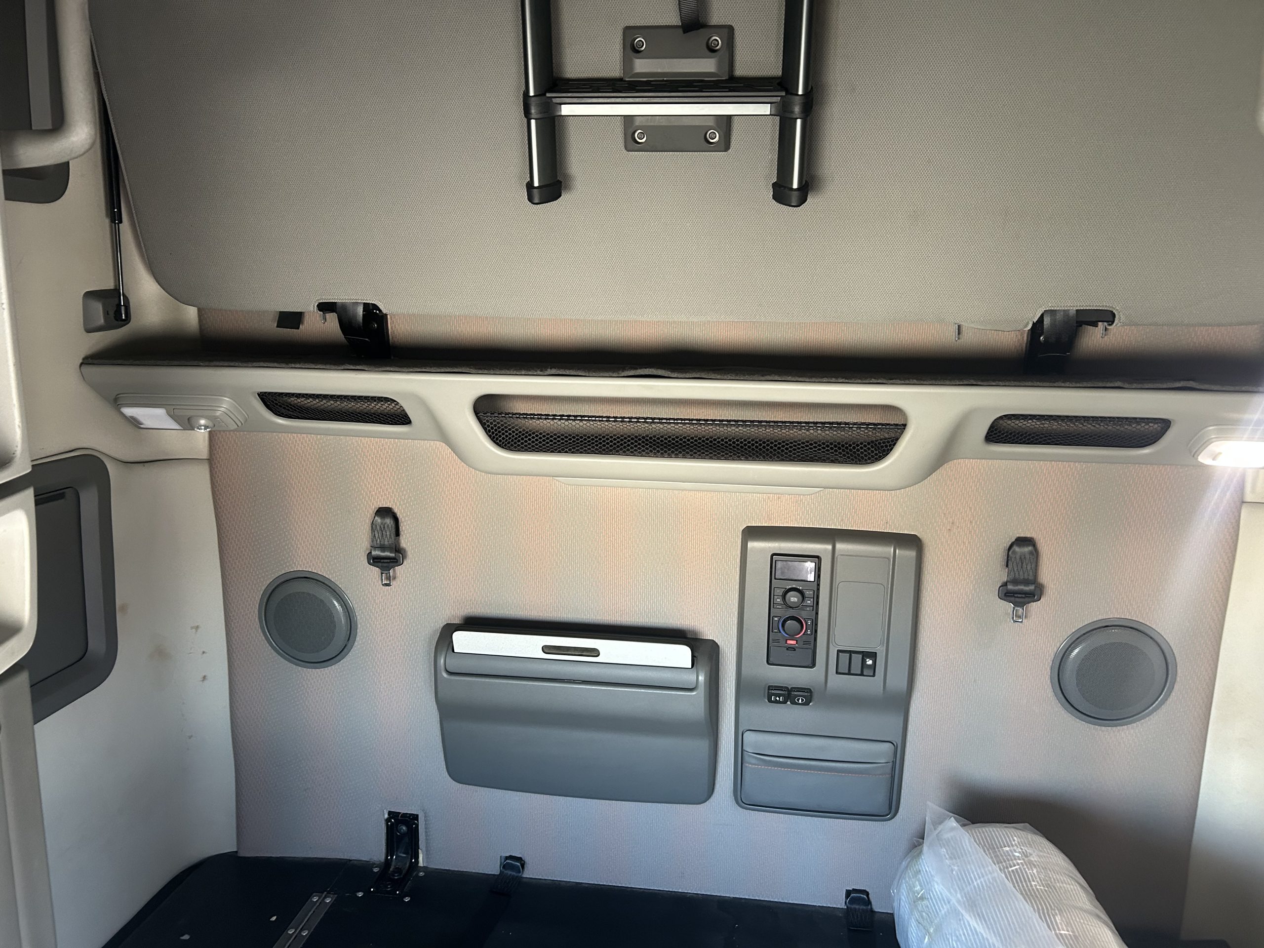 2022 Volvo VNL760 2022 Volvo VNL760 - image 5 of 6