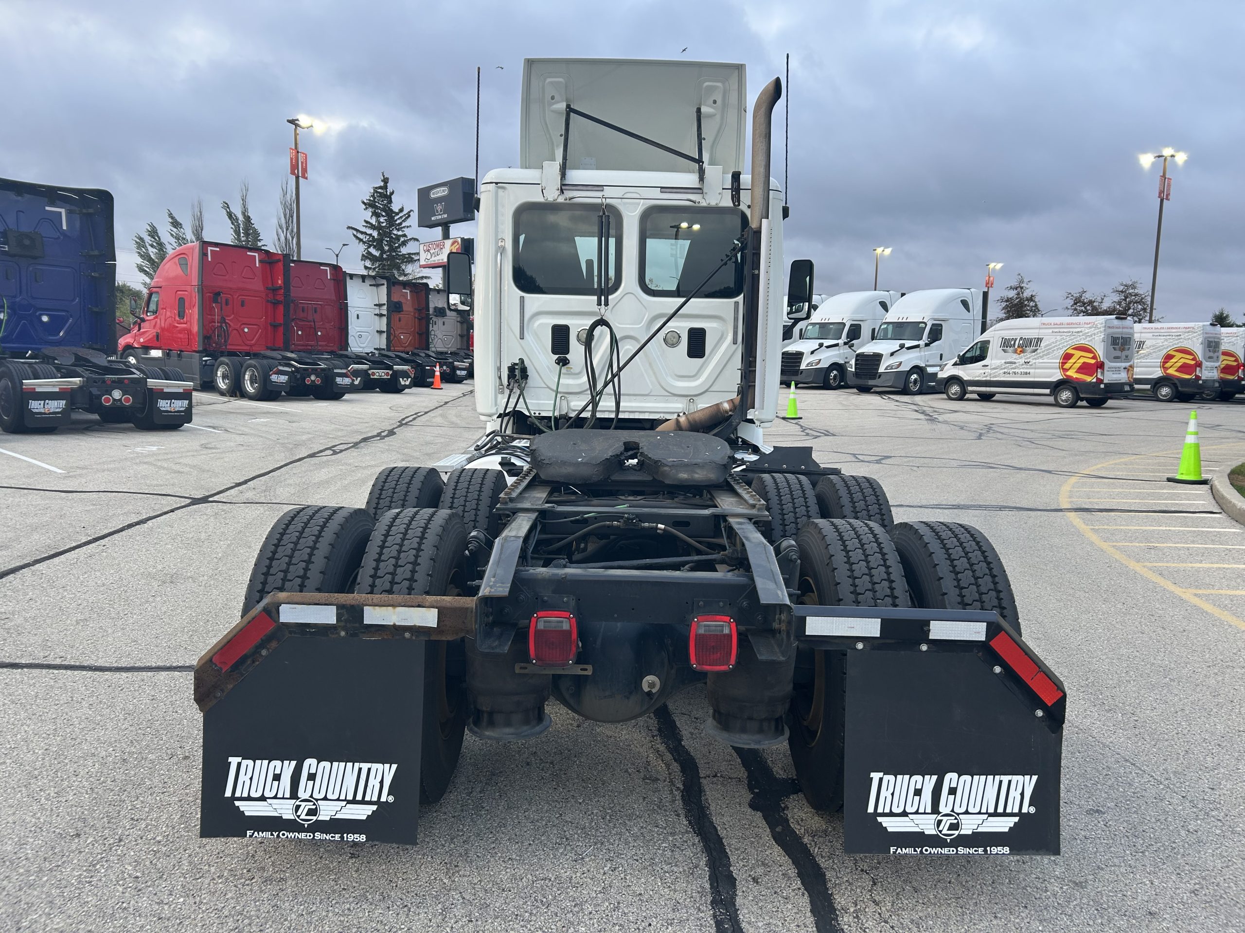 2017 Freightliner CA113 2017 Freightliner CA113 - image 4 of 6