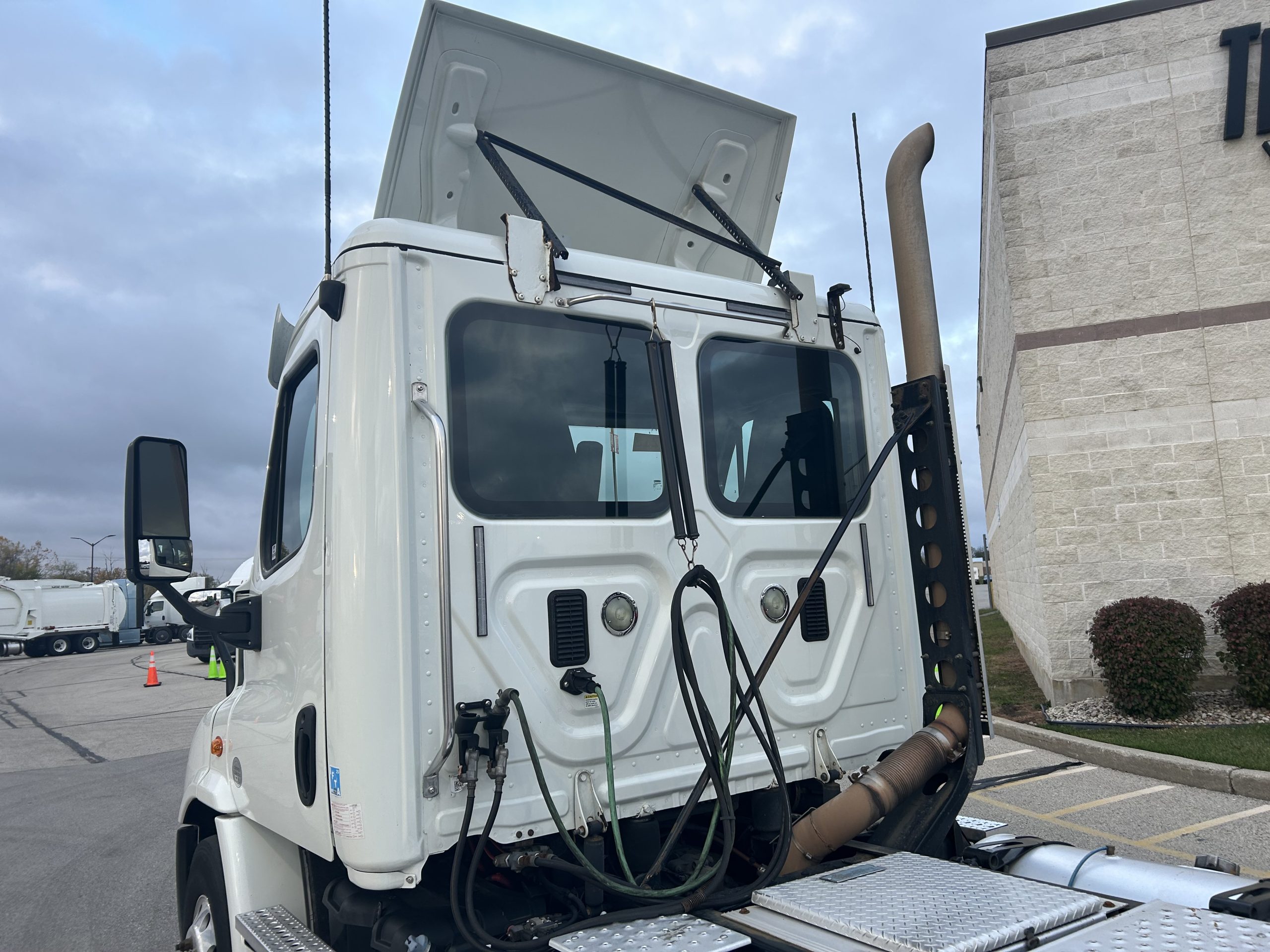 2017 Freightliner CA113 2017 Freightliner CA113 - image 5 of 6