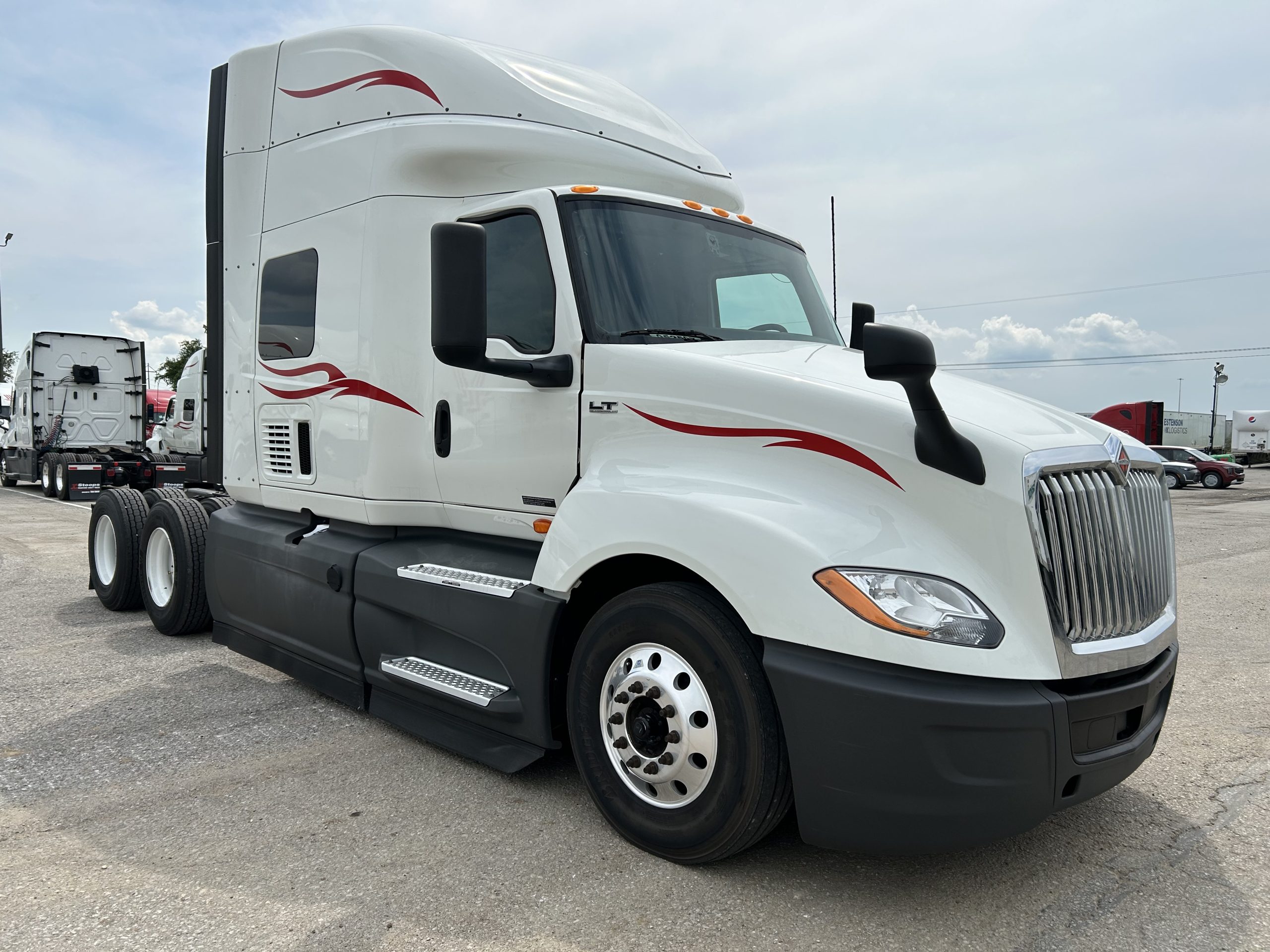 2022 International LT625 - image 3 of 6