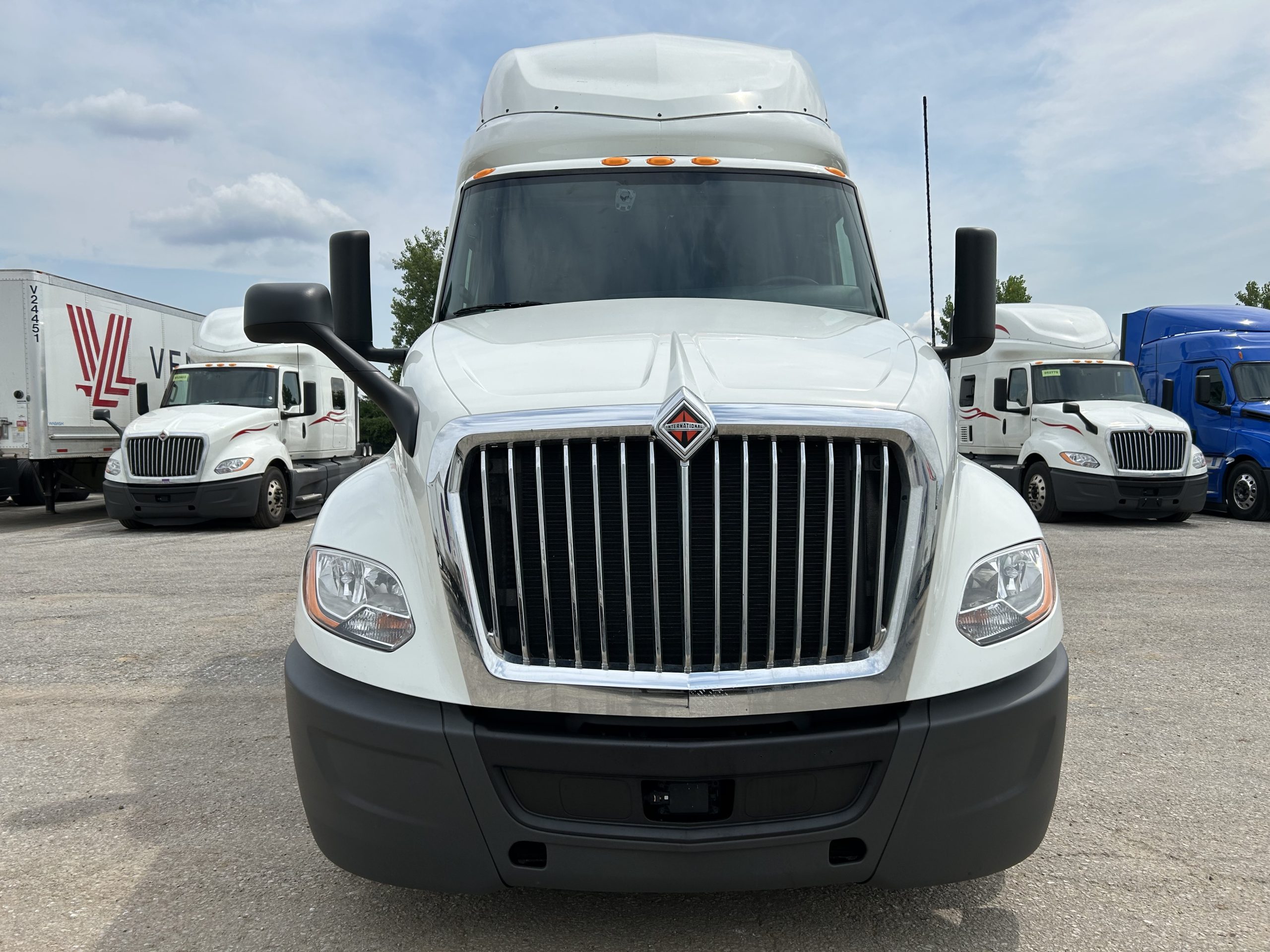 2022 International LT625 - image 2 of 6