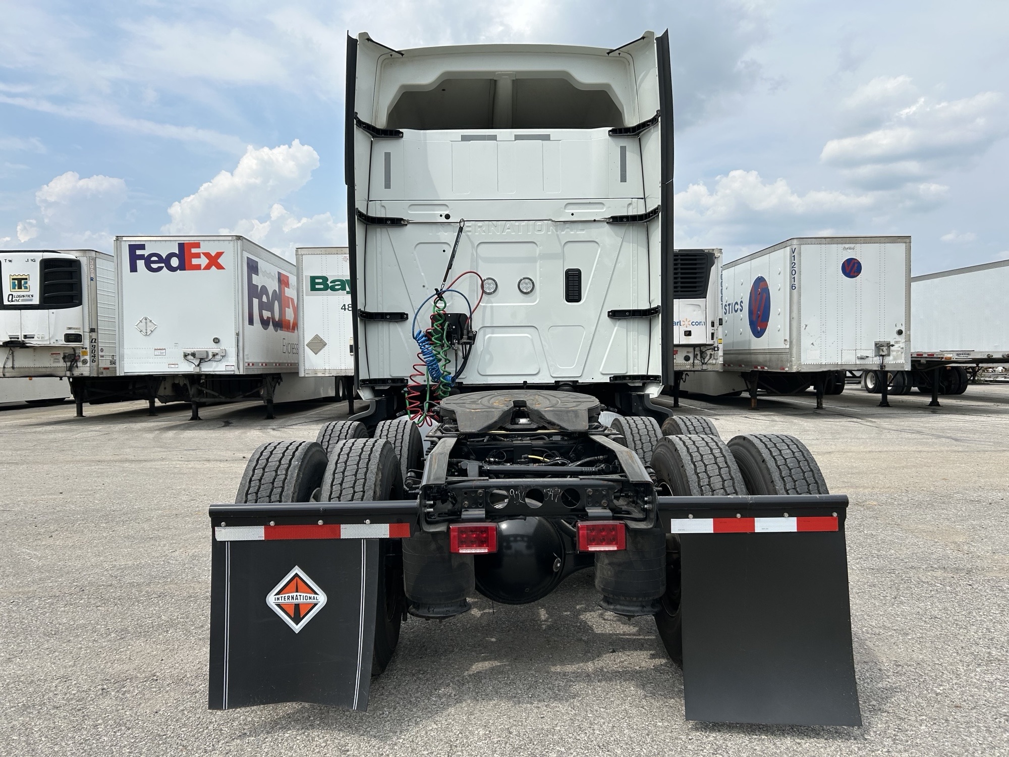 2022 International LT625 - image 4 of 6