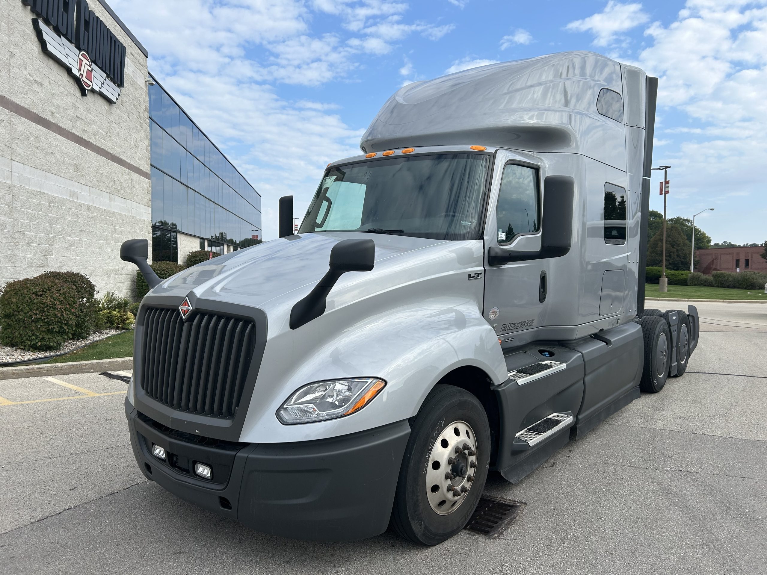 2022 International LT625 2022 International LT625 - image 1 of 6