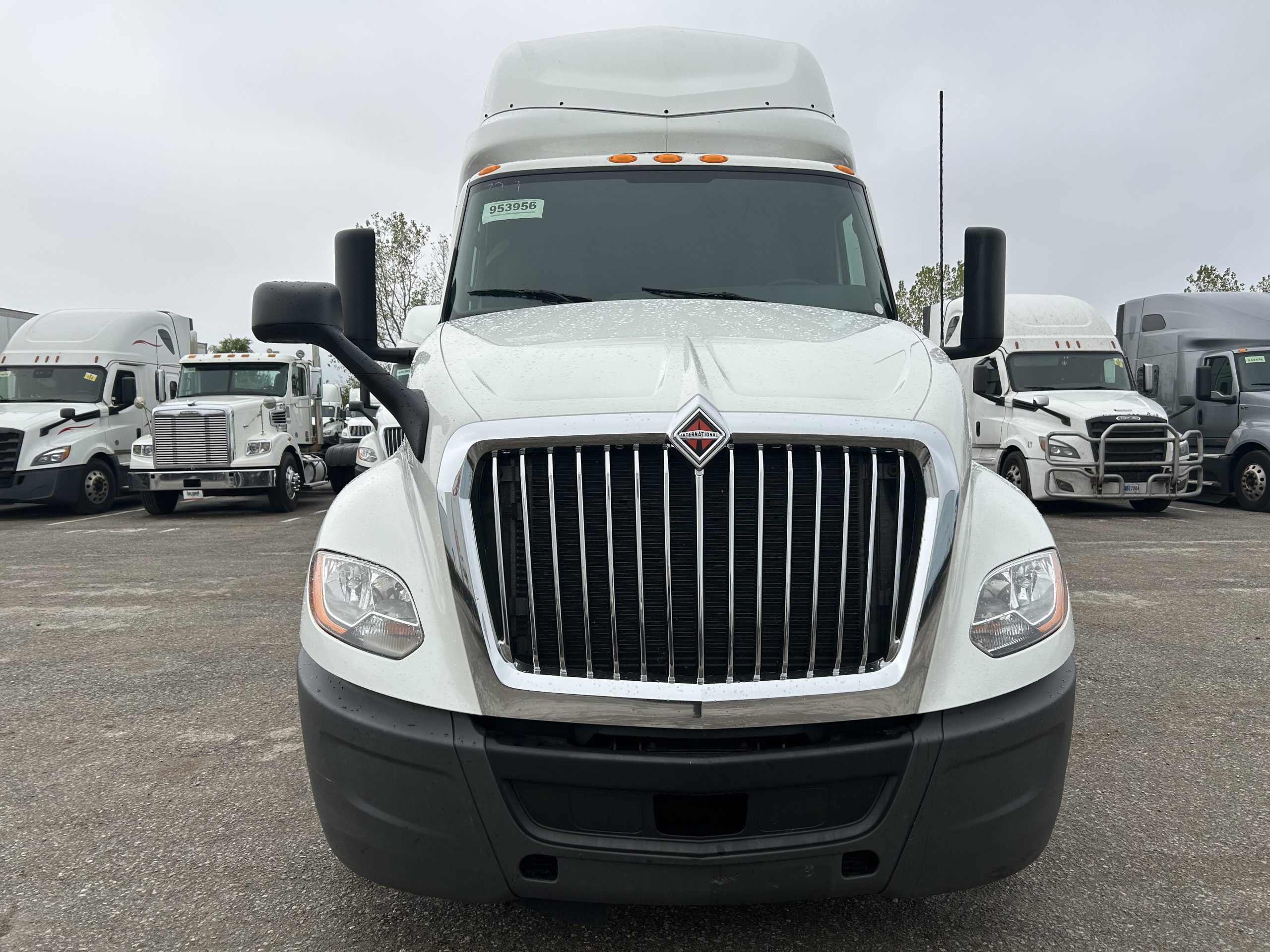 2022 International LT625 2022 International LT625 - image 2 of 6