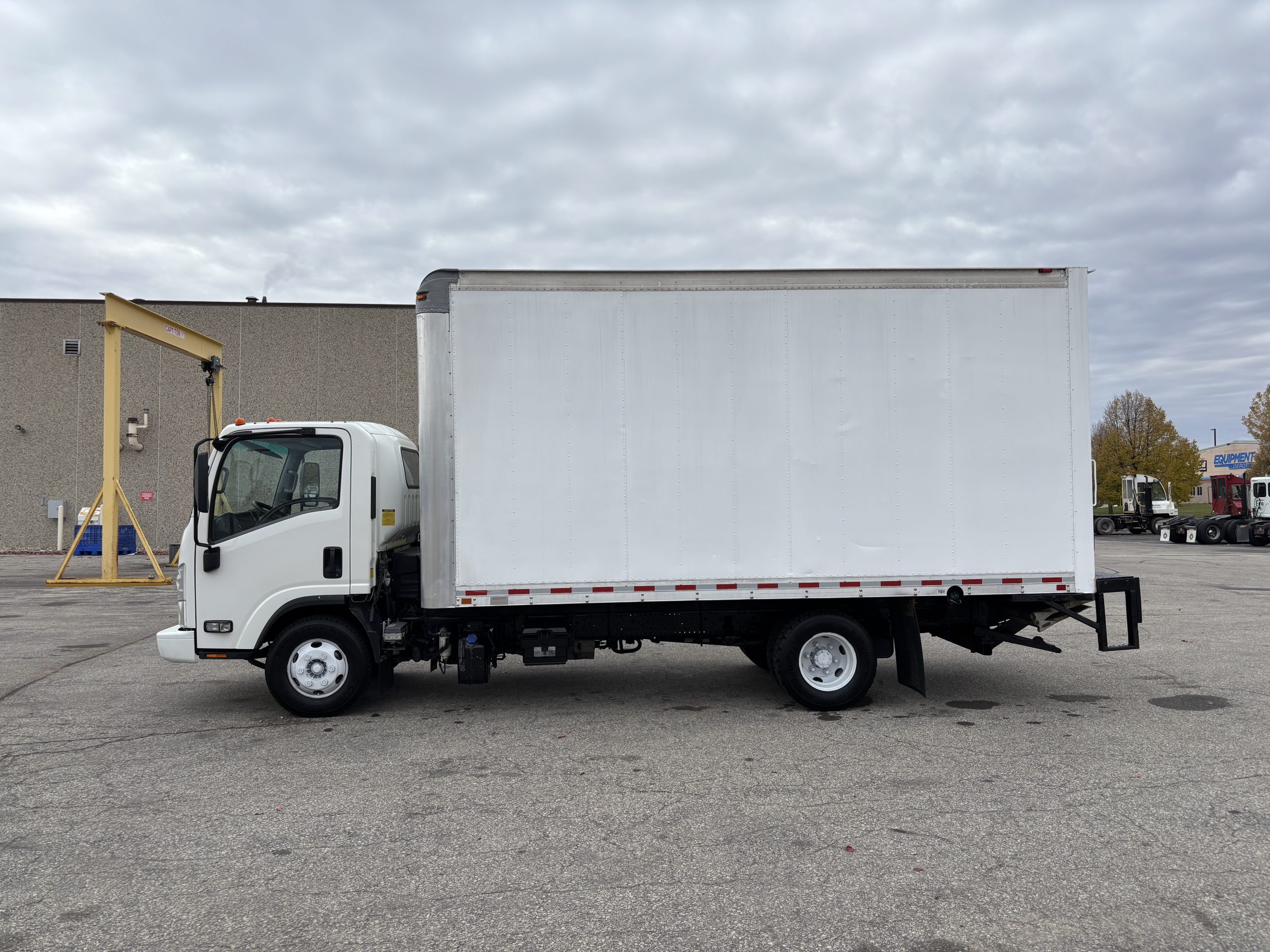 2019 Isuzu NPR 2019 Isuzu NPR - image 5 of 6