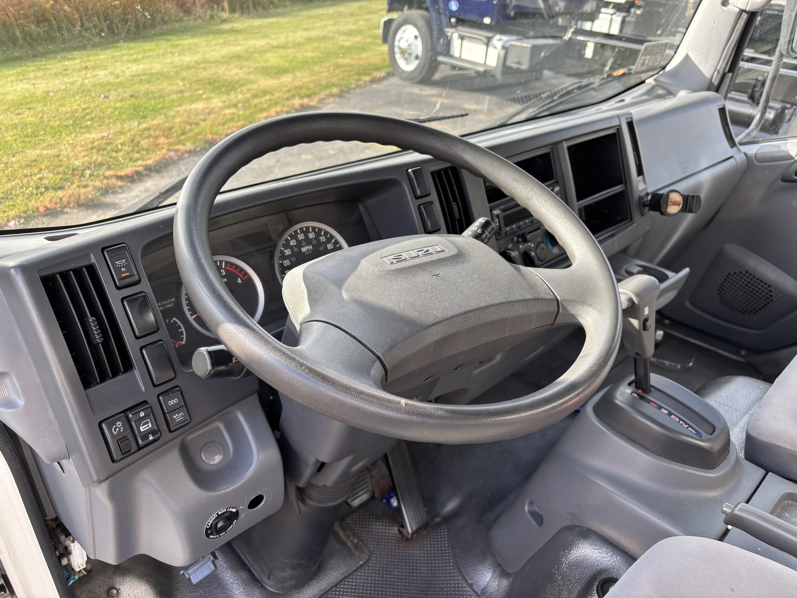 2019 Isuzu NPR 2019 Isuzu NPR - image 4 of 6