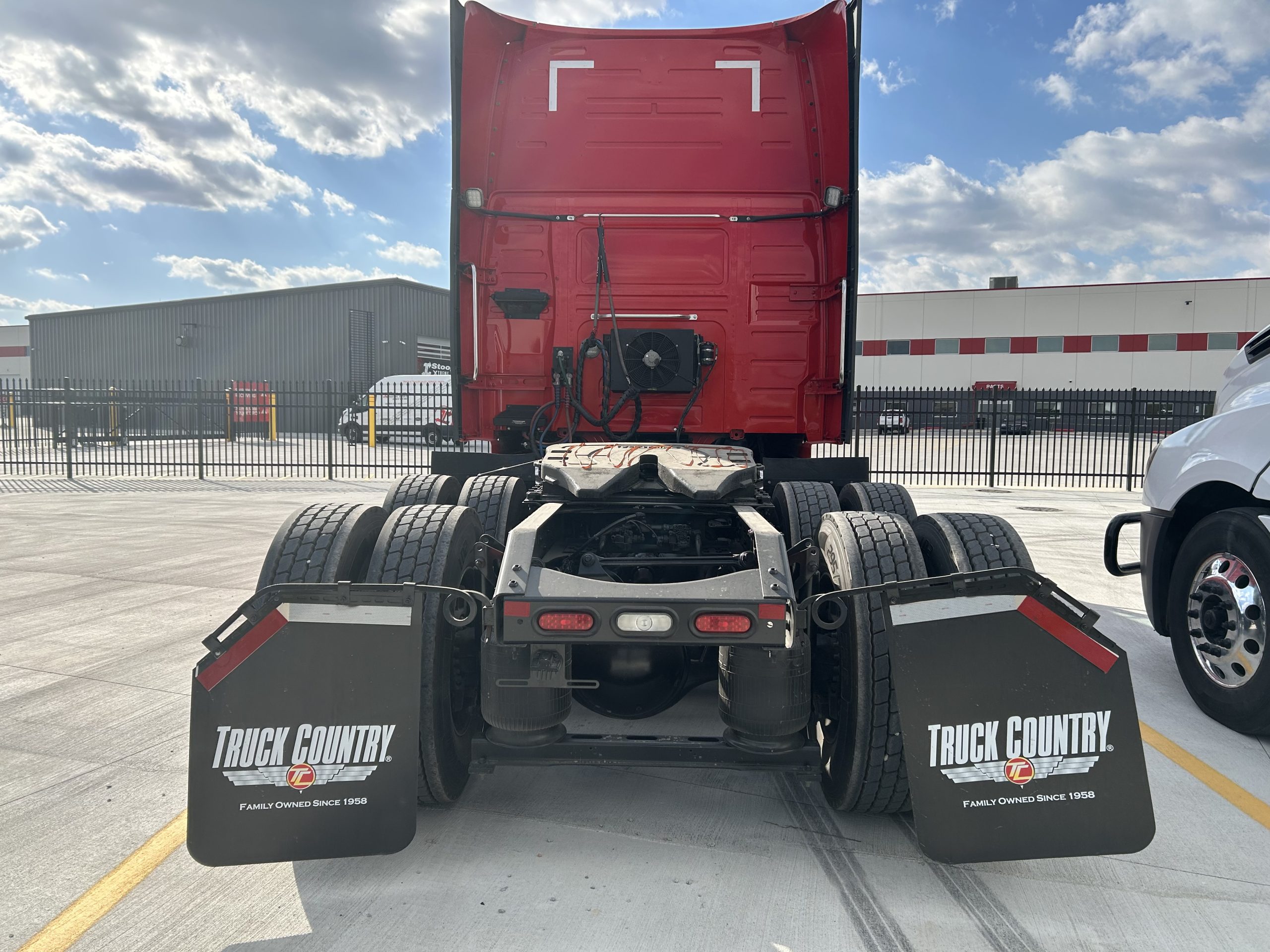 2022 Volvo VNL860 2022 Volvo VNL860 - image 4 of 6