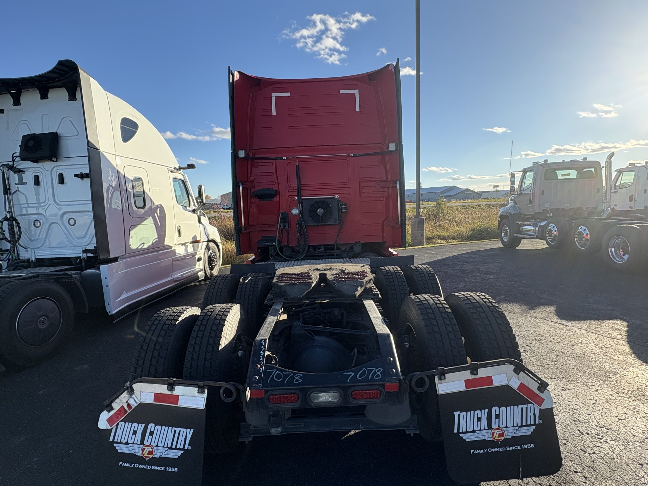 2022 Volvo VNL860 2022 Volvo VNL860 - image 4 of 6