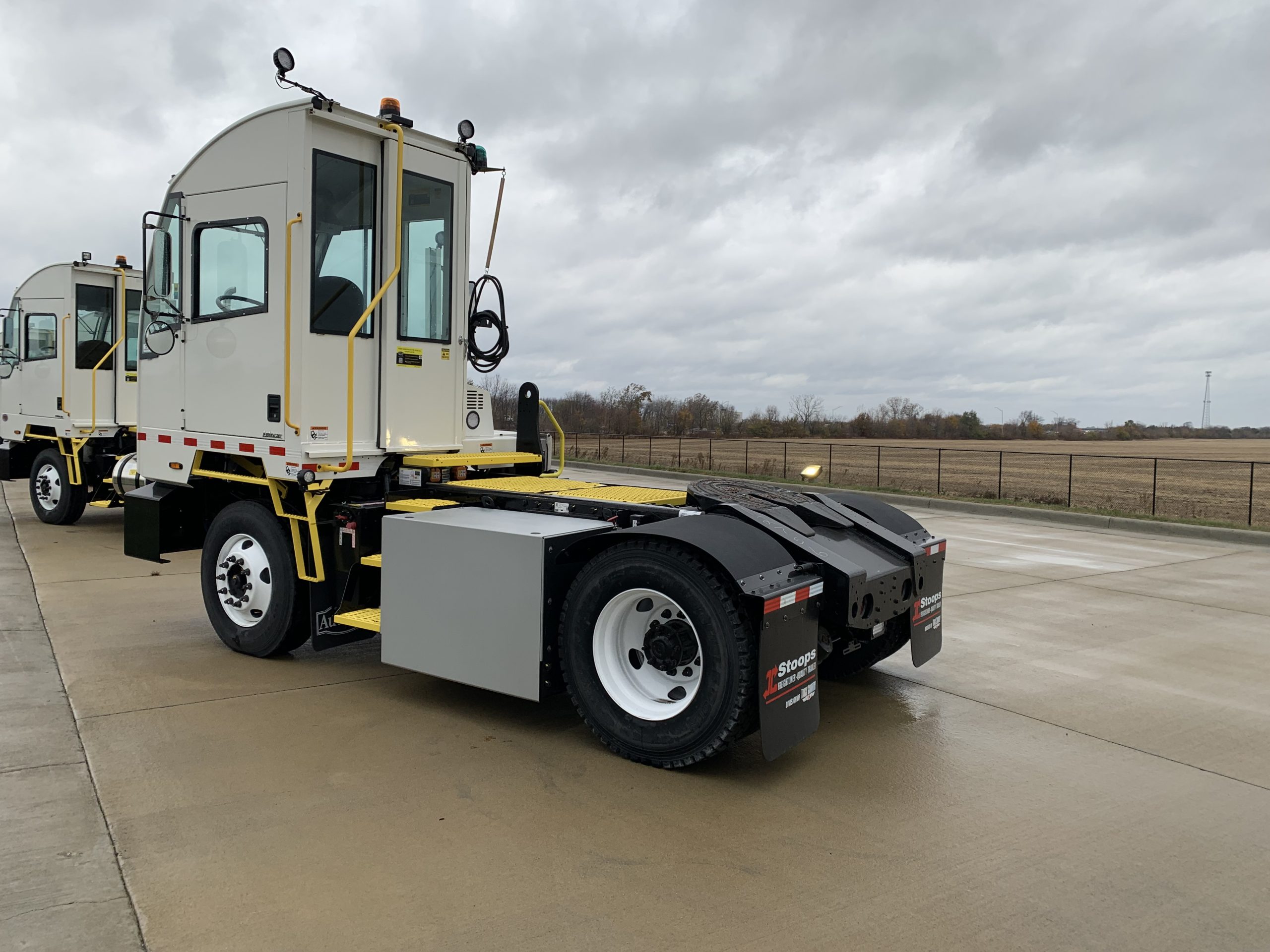 2024 Autocar EACTT42 2024 Autocar EACTT42 - image 2 of 3