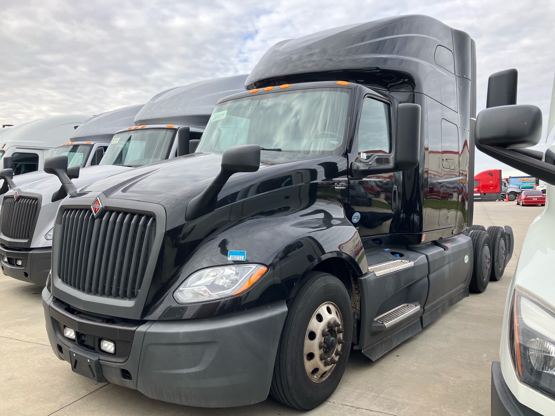 2022 International LT625 2022 International LT625 - image 2 of 6