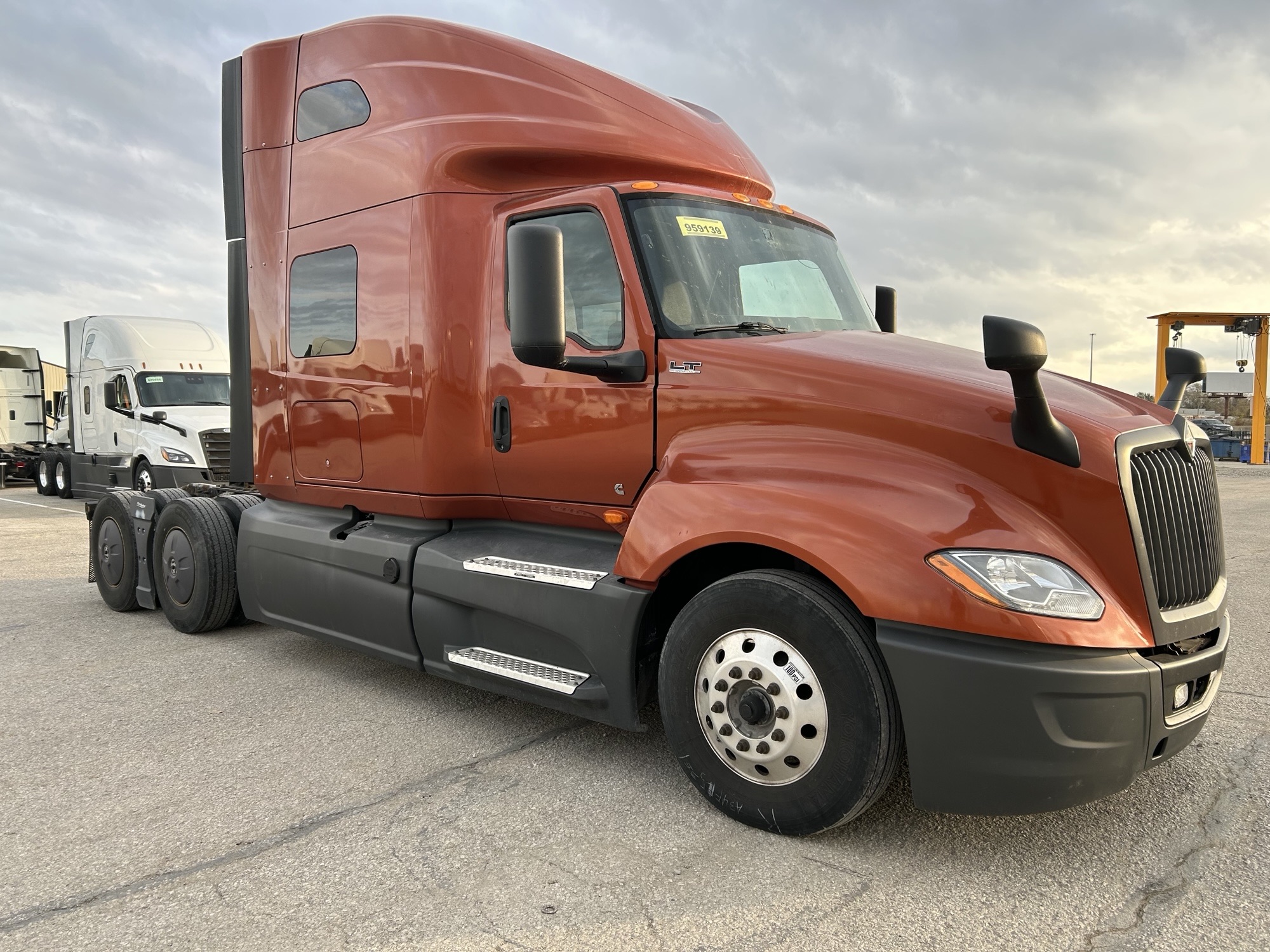 2022 International LT625 - image 3 of 6