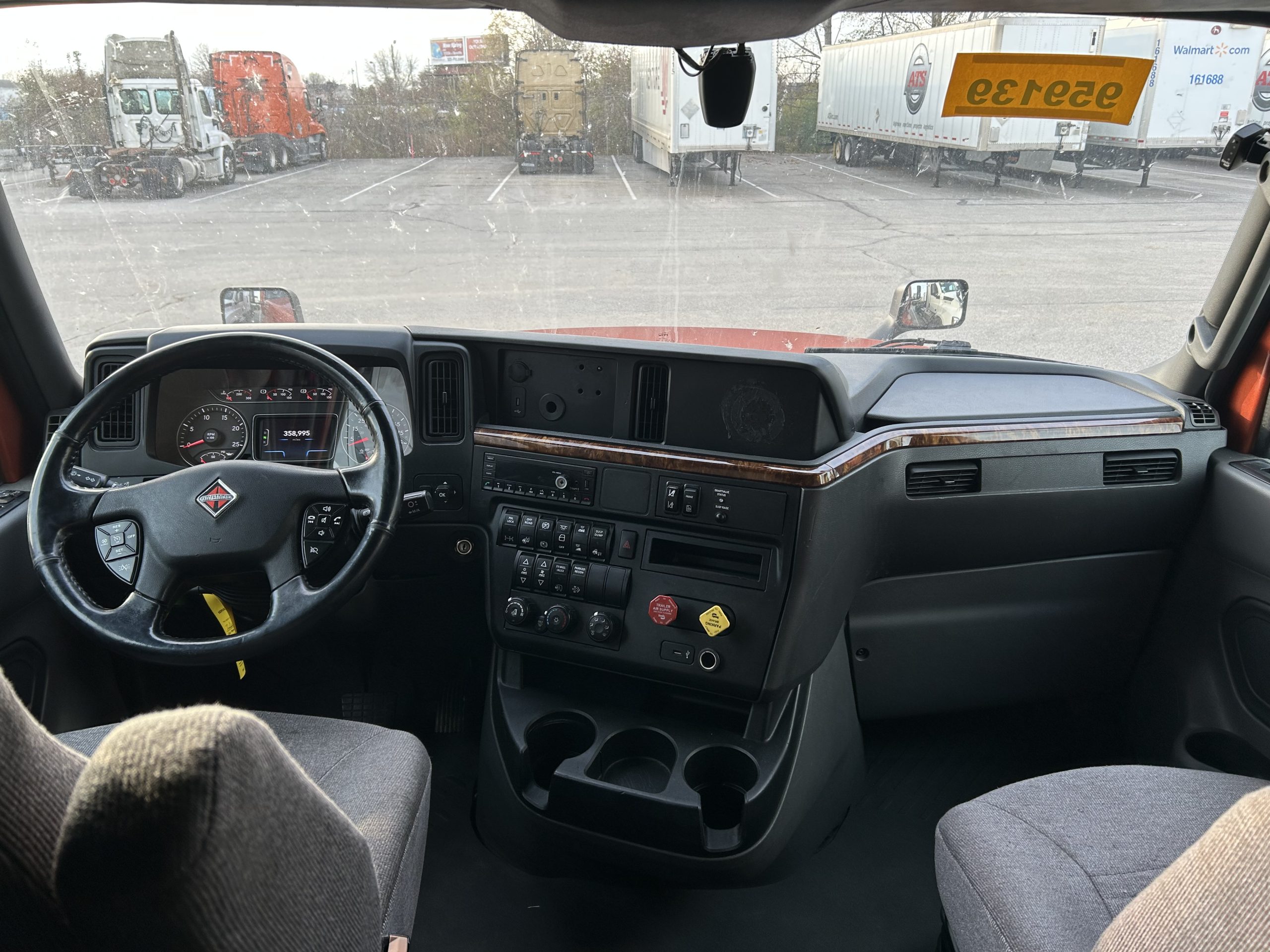 2022 International LT625 - image 5 of 6