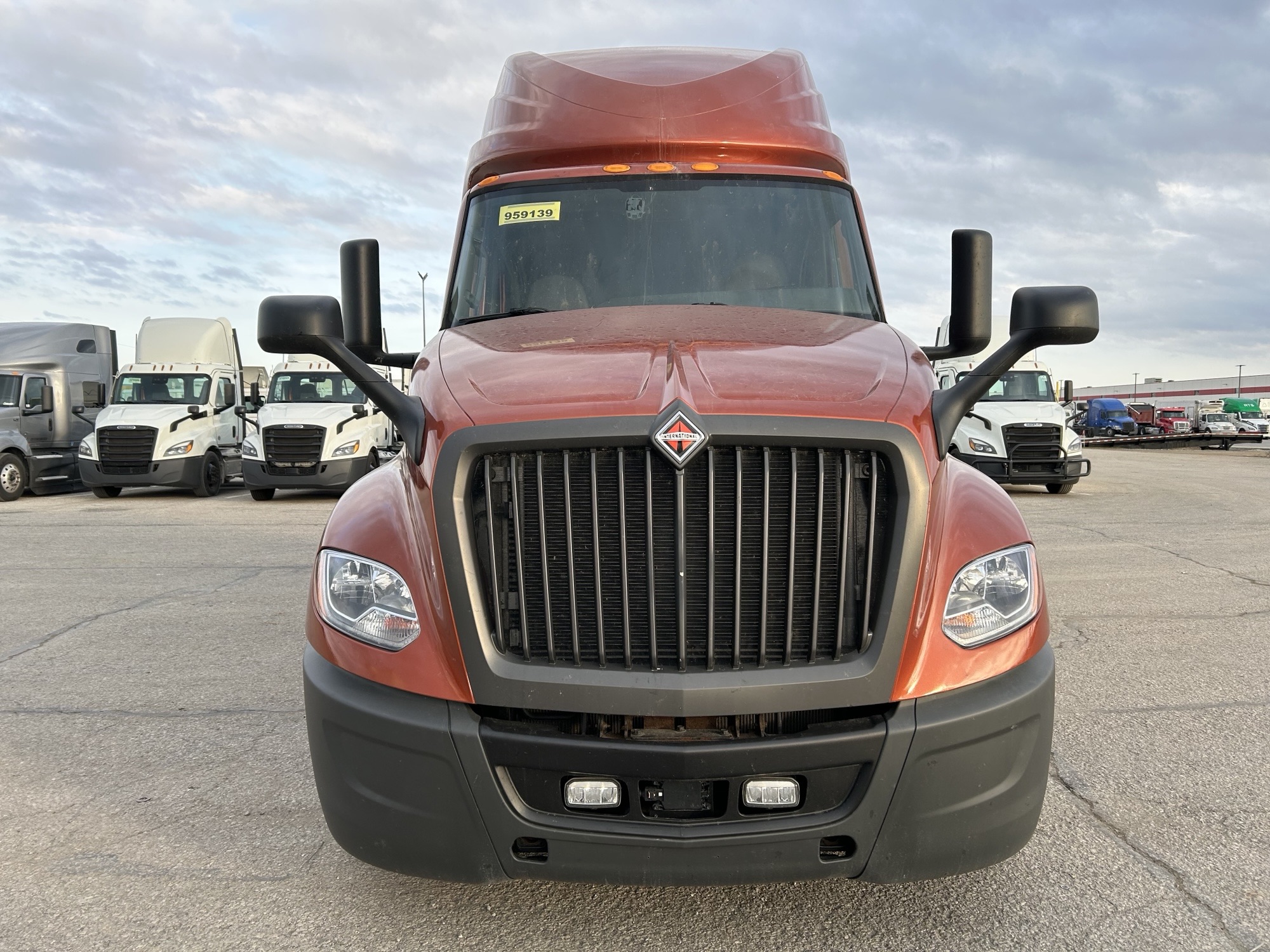 2022 International LT625 - image 2 of 6