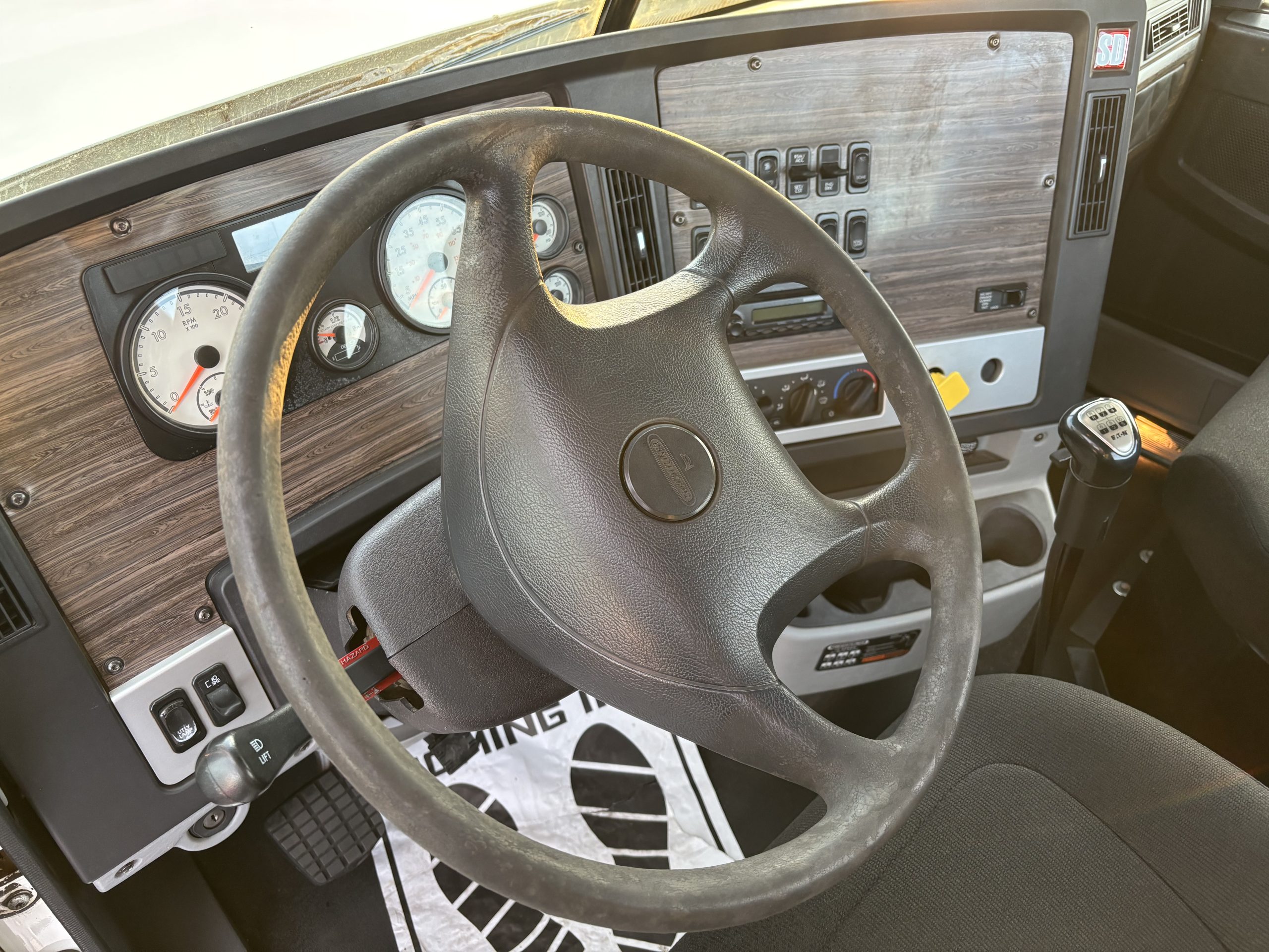 2014 Freightliner 122SD - image 4 of 6