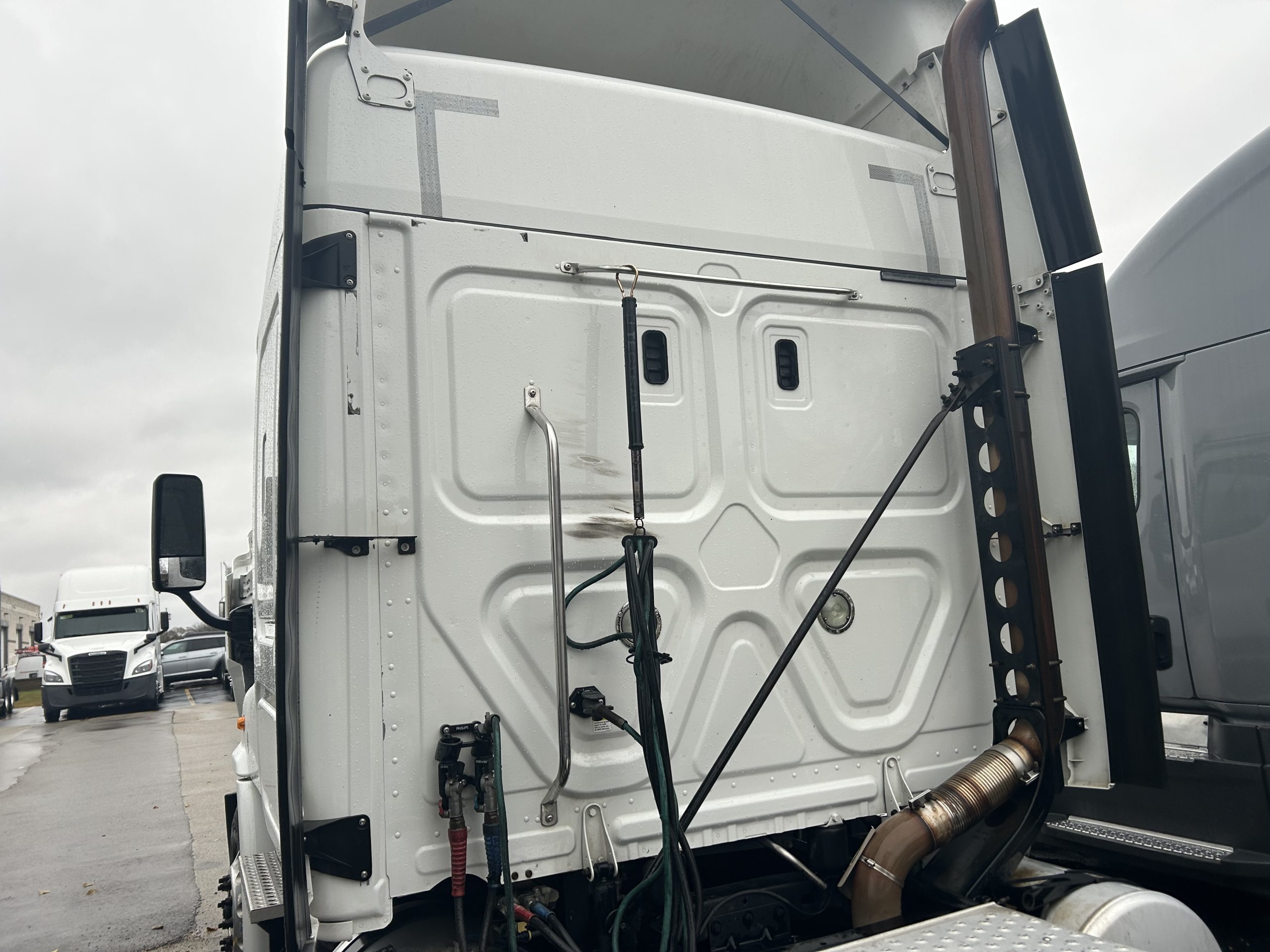 2018 Freightliner CA113 2018 Freightliner CA113 - image 5 of 6