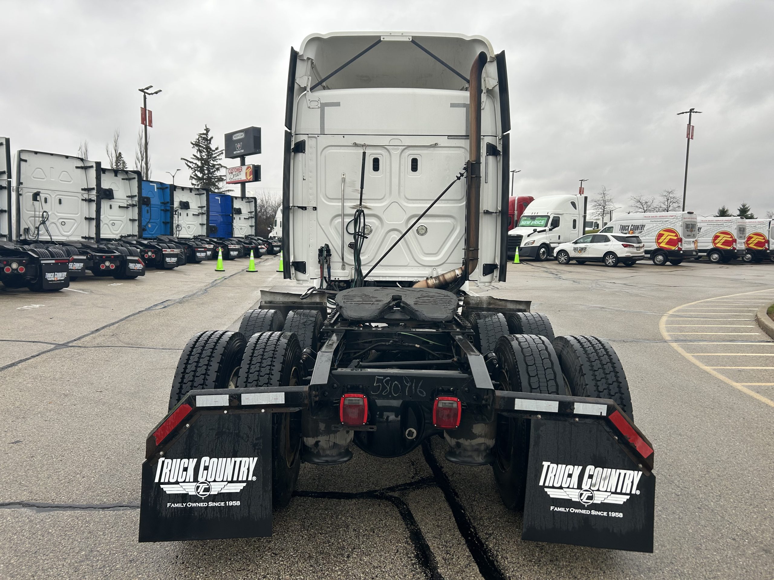 2018 Freightliner CA113 2018 Freightliner CA113 - image 4 of 6