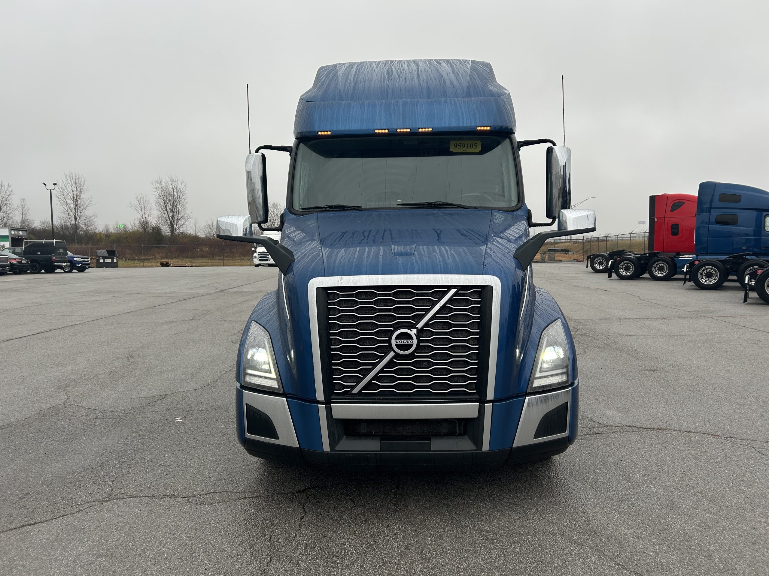 2022 Volvo VNL760 2022 Volvo VNL760 - image 2 of 6