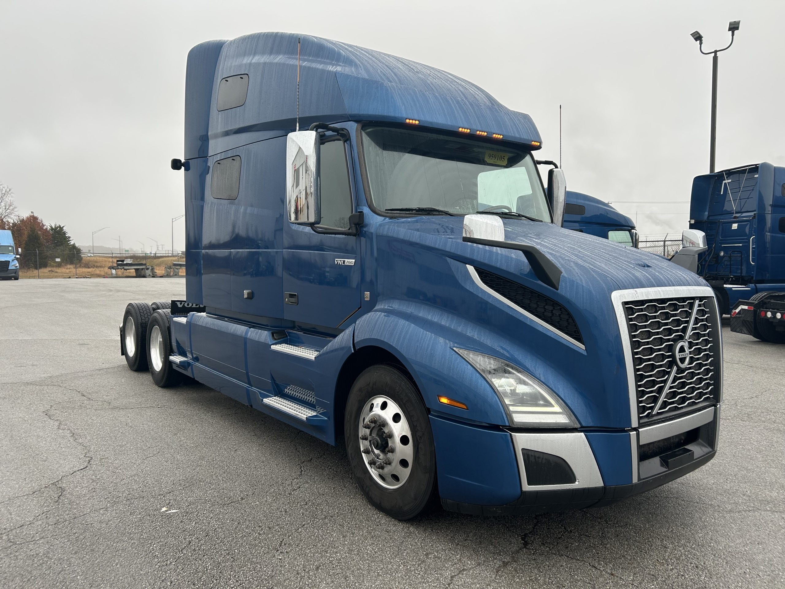 2022 Volvo VNL760 2022 Volvo VNL760 - image 3 of 6