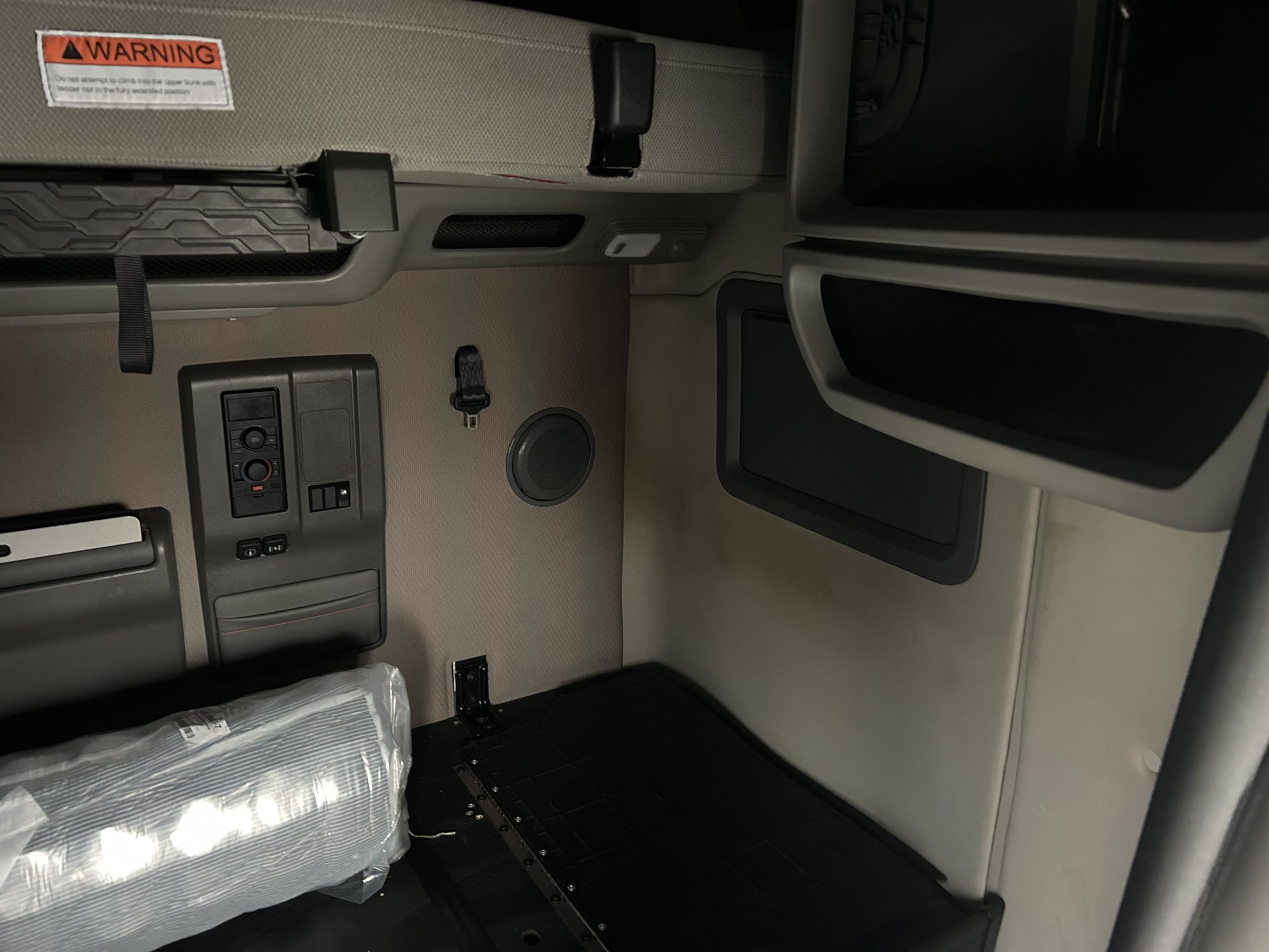 2022 Volvo VNL760 2022 Volvo VNL760 - image 6 of 6