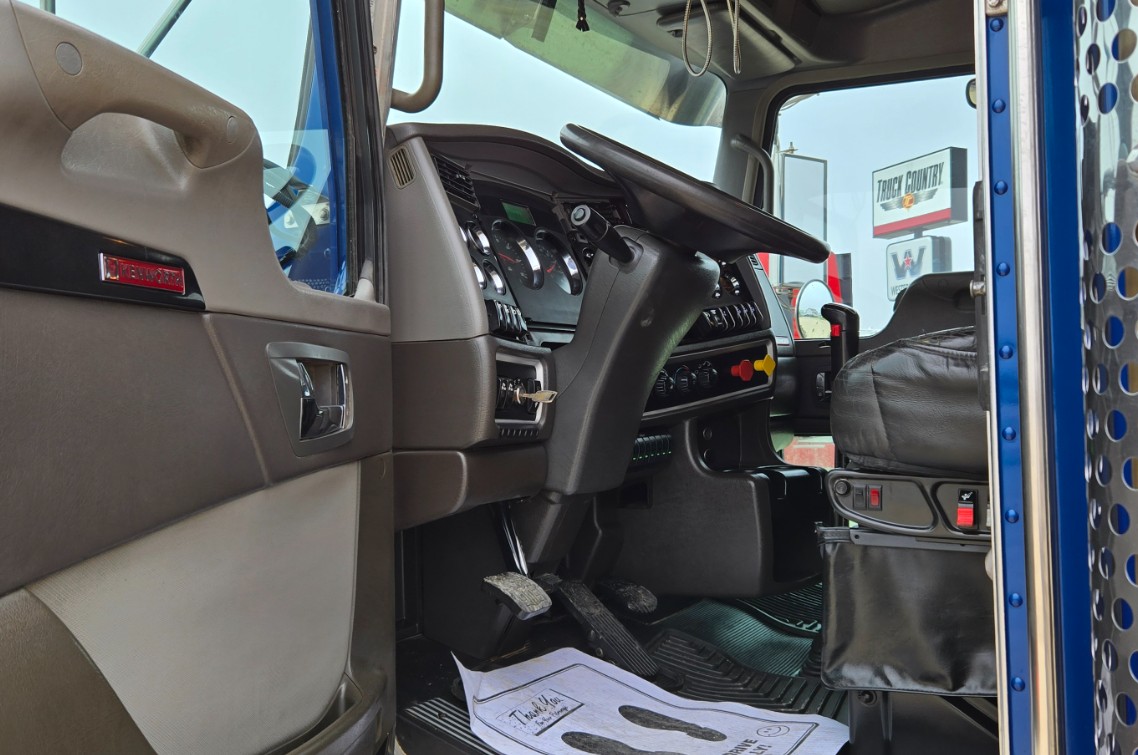2018 Kenworth W900 - image 4 of 6
