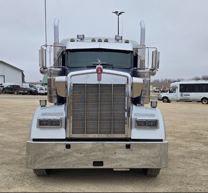2018 Kenworth W900 - image 2 of 6