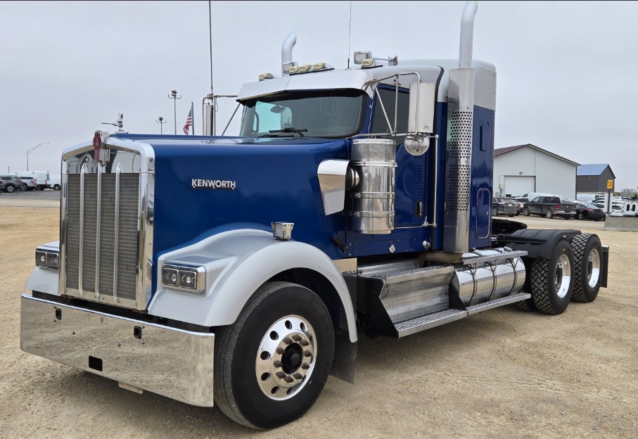 2018 Kenworth W900 - image 3 of 6