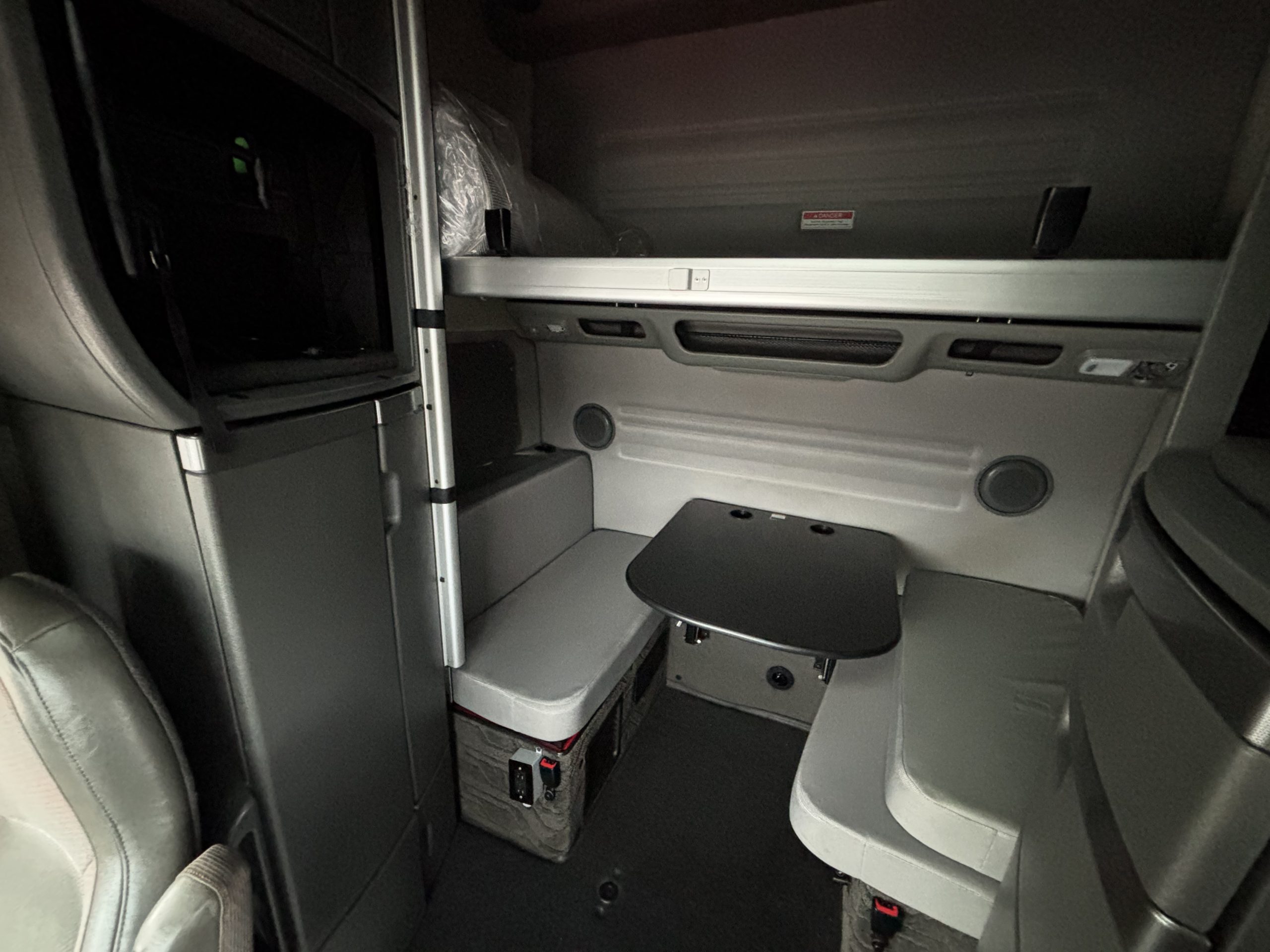 2022 Volvo VNL860 2022 Volvo VNL860 - image 6 of 6