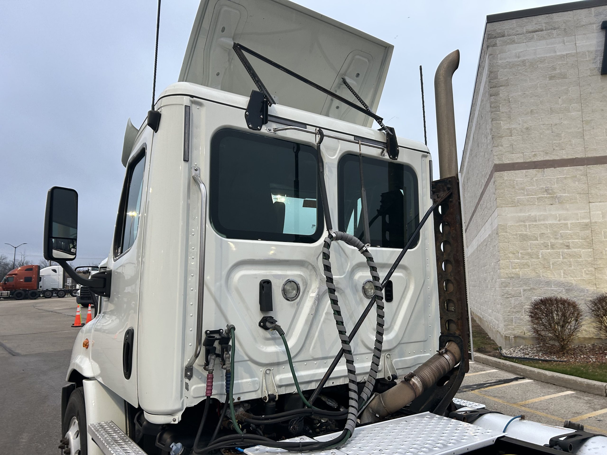 2020 Freightliner CA113 2020 Freightliner CA113 - image 4 of 6