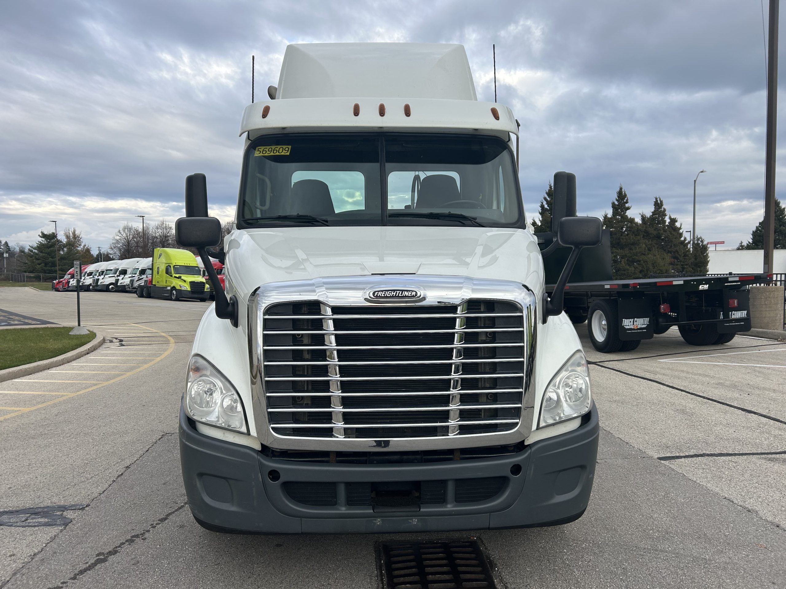 2018 Freightliner CA113 2018 Freightliner CA113 - image 2 of 6