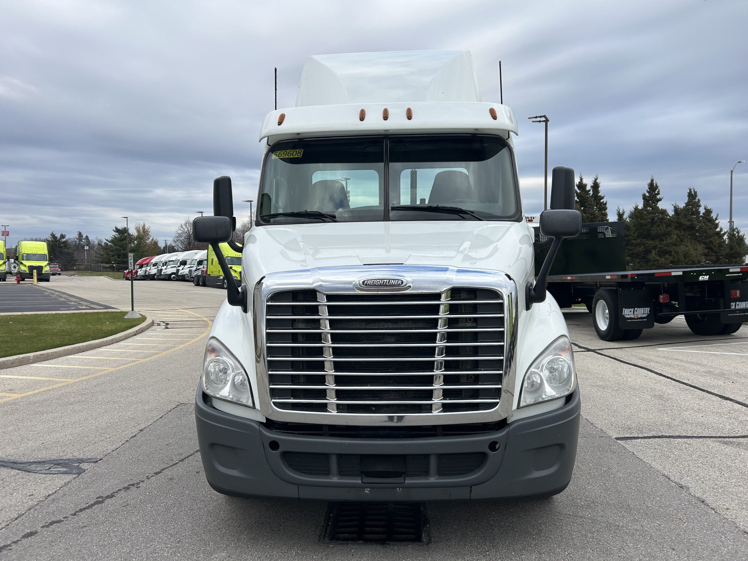 2018 Freightliner CA113 2018 Freightliner CA113 - image 2 of 6