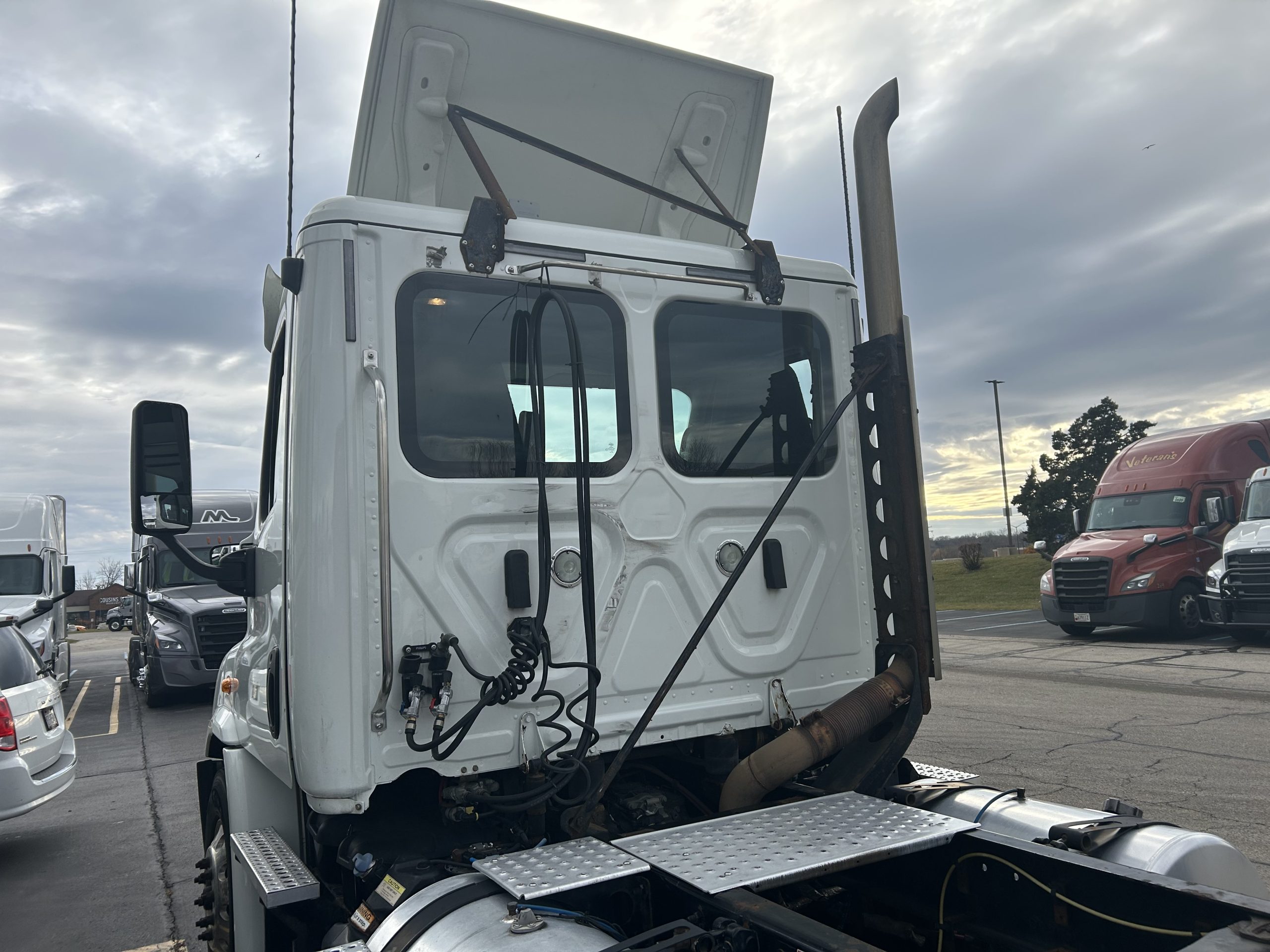 2018 Freightliner CA113 2018 Freightliner CA113 - image 5 of 6