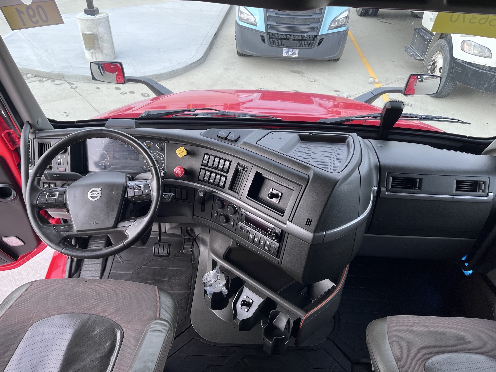 2022 Volvo VNL860 - image 5 of 6