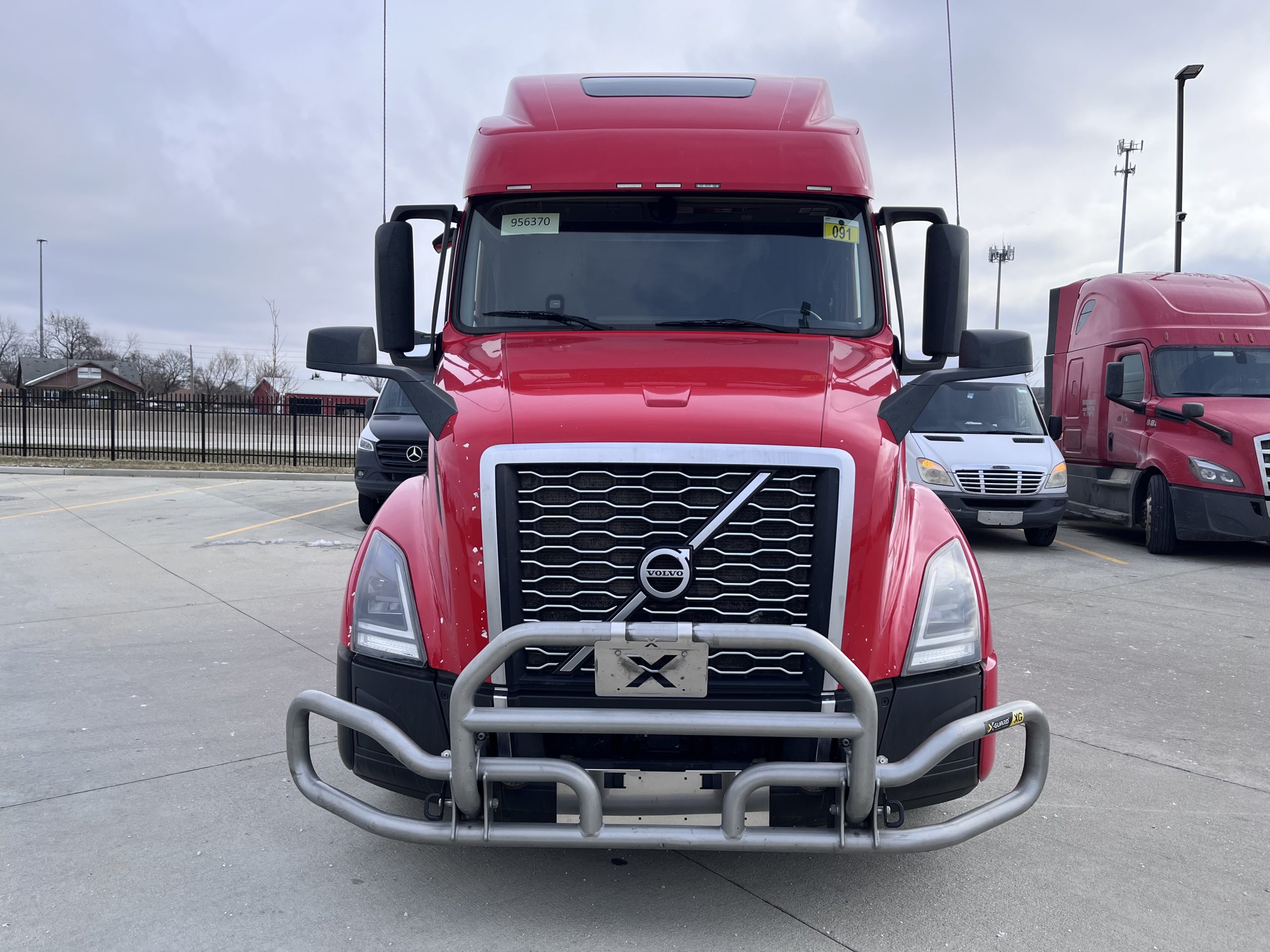 2022 Volvo VNL860 - image 2 of 6