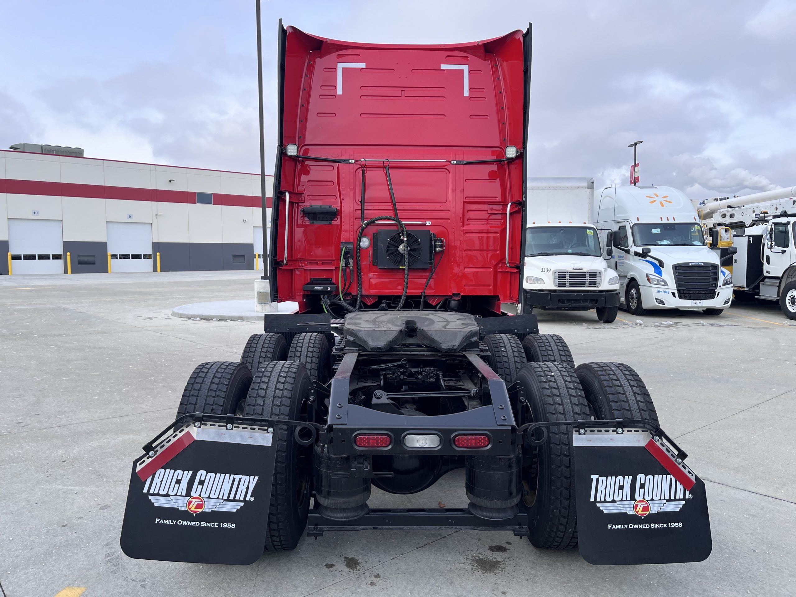 2022 Volvo VNL860 - image 4 of 6