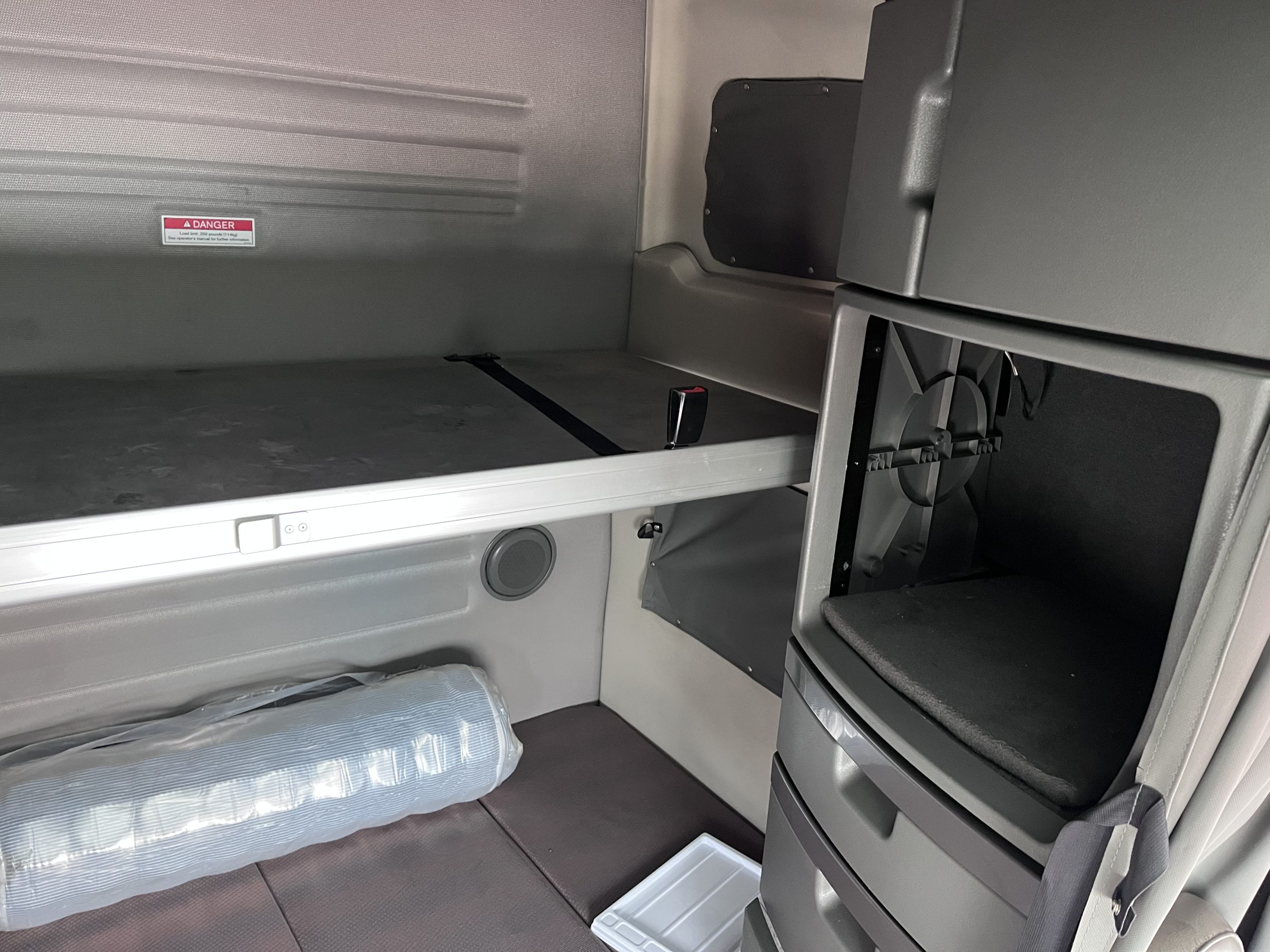 2022 Volvo VNL860 - image 6 of 6