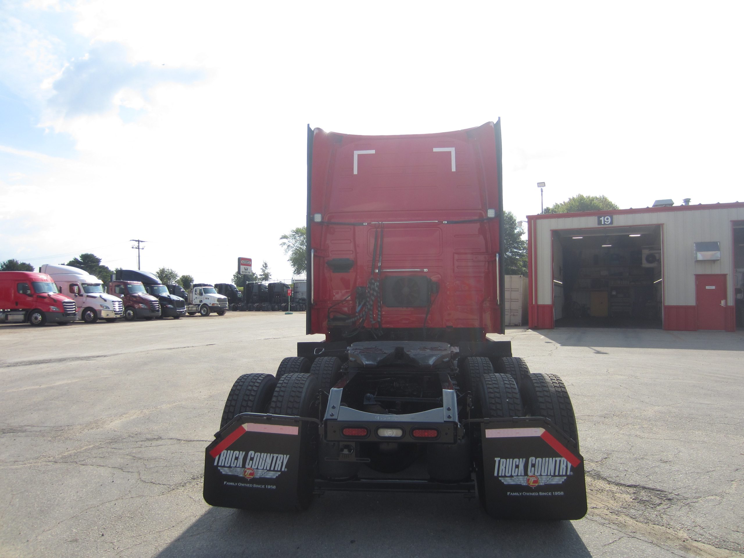 2022 Volvo VNL860 2022 Volvo VNL860 - image 4 of 6