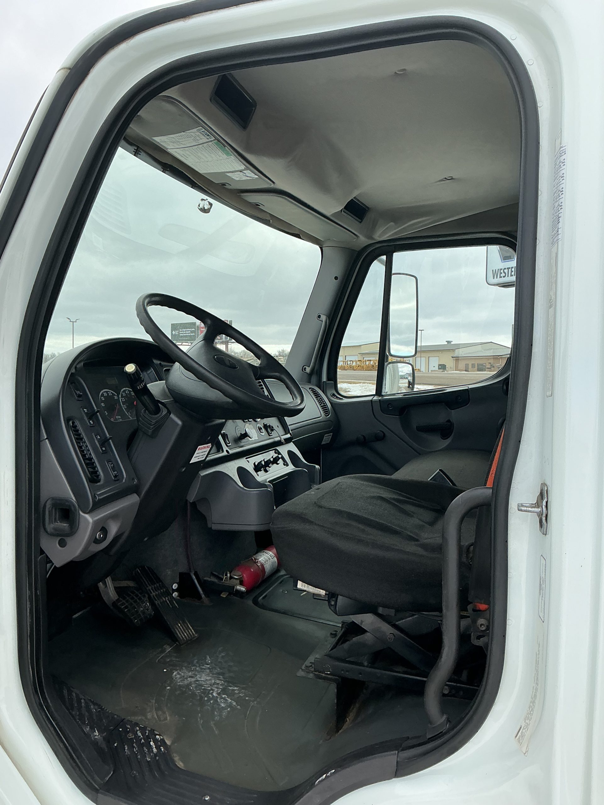 2011 Freightliner M2 106 2011 Freightliner M2 106 - image 5 of 6